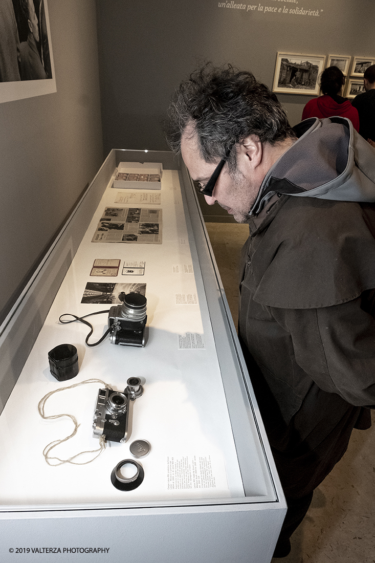 _DSF8408.jpg - 14-03-2019. Torino. Alla GAM,come eravamo. L'Italia del dopoguerra che si rimette in piedi ed il mondo del lavoro. Nella foto un visitatore della mostra osserva con attenzione le due macchine fotografiche usate da Ando Gilardi in quegli anni.