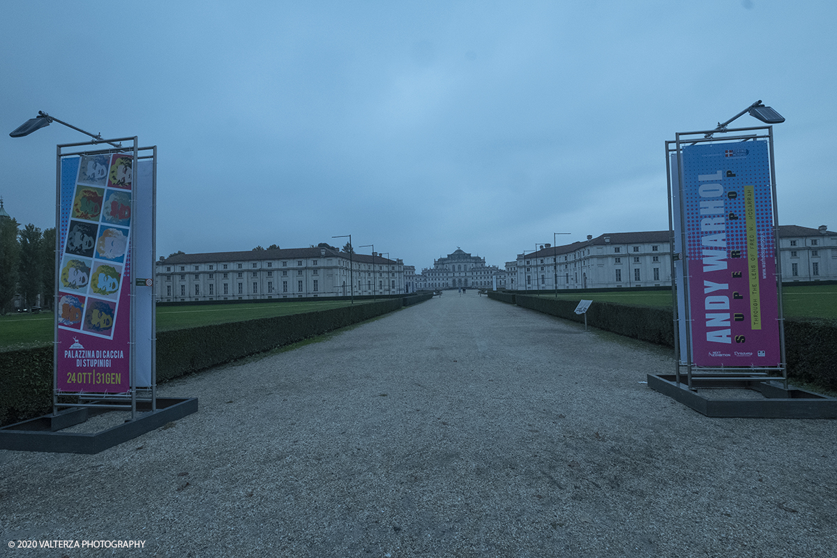 _DSF8452.jpg - 23/10/2020.Torino. Per la prima volta a Torino, unâ€™esposizione unica che raccoglie oltre settanta opere ufficiali: fotografie, serigrafie, litografie, stampe, acetati, ricostruzioni fedeli degli ambienti e dei prodotti che Warhol amava e da cui traeva ispirazione. Nella foto la palazzina di caccia di Stupinigi sede della mostra