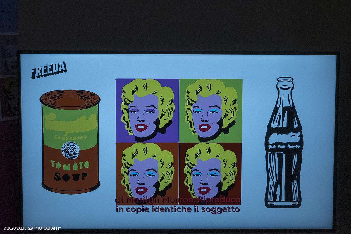 _DSF8533.jpg - 23/10/2020.Torino. Per la prima volta a Torino, unâ€™esposizione unica che raccoglie oltre settanta opere ufficiali: fotografie, serigrafie, litografie, stampe, acetati, ricostruzioni fedeli degli ambienti e dei prodotti che Warhol amava e da cui traeva ispirazione. Nella foto installazione video che racconta l'opera e la vita di Warhol