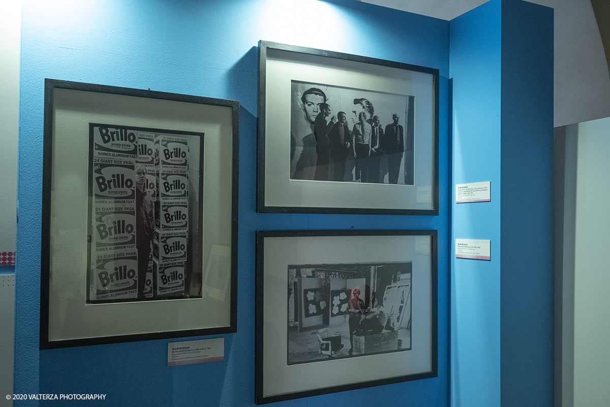 _DSF8542.jpg - 23/10/2020.Torino. Per la prima volta a Torino, unâ€™esposizione unica che raccoglie oltre settanta opere ufficiali: fotografie, serigrafie, litografie, stampe, acetati, ricostruzioni fedeli degli ambienti e dei prodotti che Warhol amava e da cui traeva ispirazione. Nella foto fotografie di Andy Warhol di Fred W. McDarrah il fotografo di "Village Voice" che per 30 anni segui Warhol
