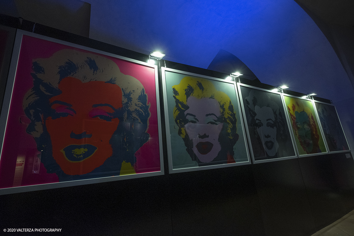 _DSF8588.jpg - 23/10/2020.Torino. Per la prima volta a Torino, unâ€™esposizione unica che raccoglie oltre settanta opere ufficiali: fotografie, serigrafie, litografie, stampe, acetati, ricostruzioni fedeli degli ambienti e dei prodotti che Warhol amava e da cui traeva ispirazione. Nella foto riproduzione multipla del ritratto di Marilyn Monroe