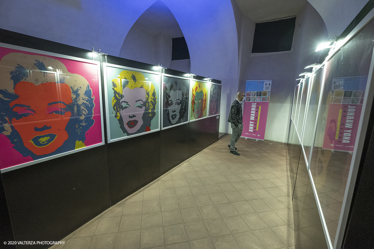 _DSF8602.jpg - 23/10/2020.Torino. Per la prima volta a Torino, unâ€™esposizione unica che raccoglie oltre settanta opere ufficiali: fotografie, serigrafie, litografie, stampe, acetati, ricostruzioni fedeli degli ambienti e dei prodotti che Warhol amava e da cui traeva ispirazione. Nella foto in visita alla mostra