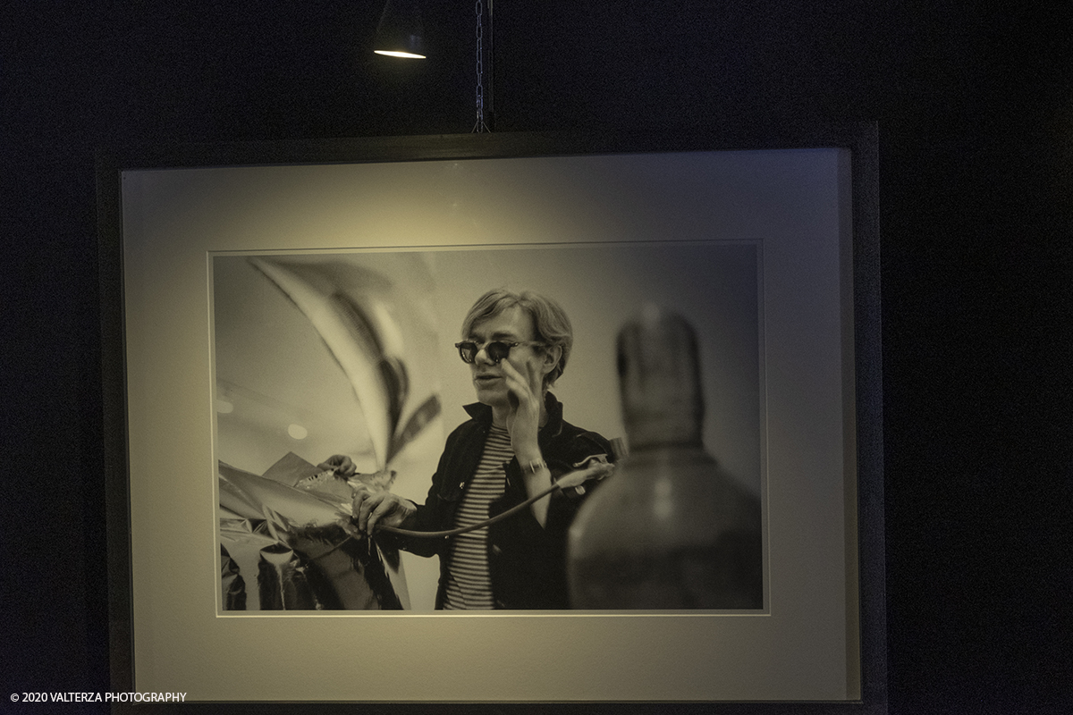 _DSF8624.jpg - 23/10/2020.Torino. Per la prima volta a Torino, unâ€™esposizione unica che raccoglie oltre settanta opere ufficiali: fotografie, serigrafie, litografie, stampe, acetati, ricostruzioni fedeli degli ambienti e dei prodotti che Warhol amava e da cui traeva ispirazione. Nella foto Andy Warhol mentre gonfia la sua installazione "Silver Clouds" 1966
