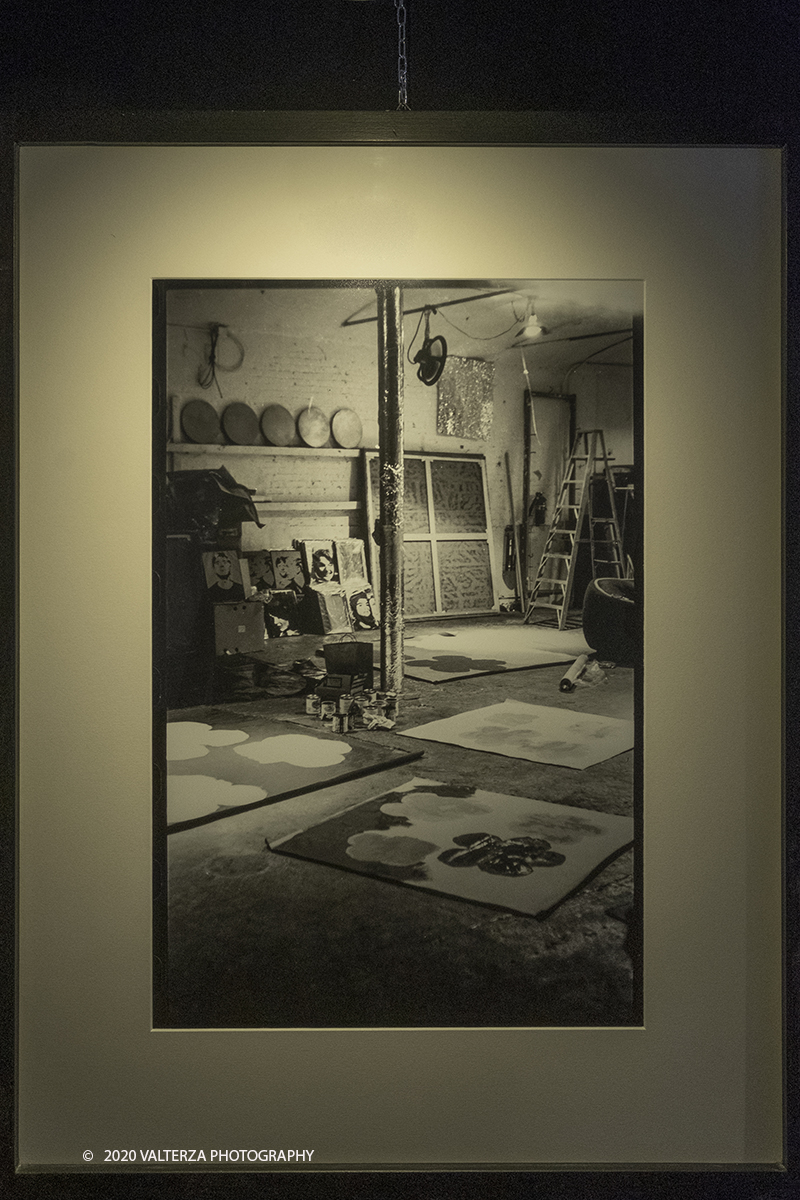 _DSF8629.jpg - 23/10/2020.Torino. Per la prima volta a Torino, unâ€™esposizione unica che raccoglie oltre settanta opere ufficiali: fotografie, serigrafie, litografie, stampe, acetati, ricostruzioni fedeli degli ambienti e dei prodotti che Warhol amava e da cui traeva ispirazione. Nella foto interno della Factory 1964