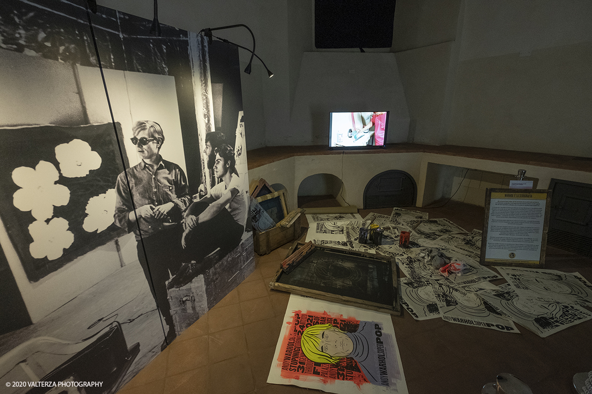 _DSF8652.jpg - 23/10/2020.Torino. Per la prima volta a Torino, unâ€™esposizione unica che raccoglie oltre settanta opere ufficiali: fotografie, serigrafie, litografie, stampe, acetati, ricostruzioni fedeli degli ambienti e dei prodotti che Warhol amava e da cui traeva ispirazione. Nella foto la sezione della mostra dedicata alla serigrafia