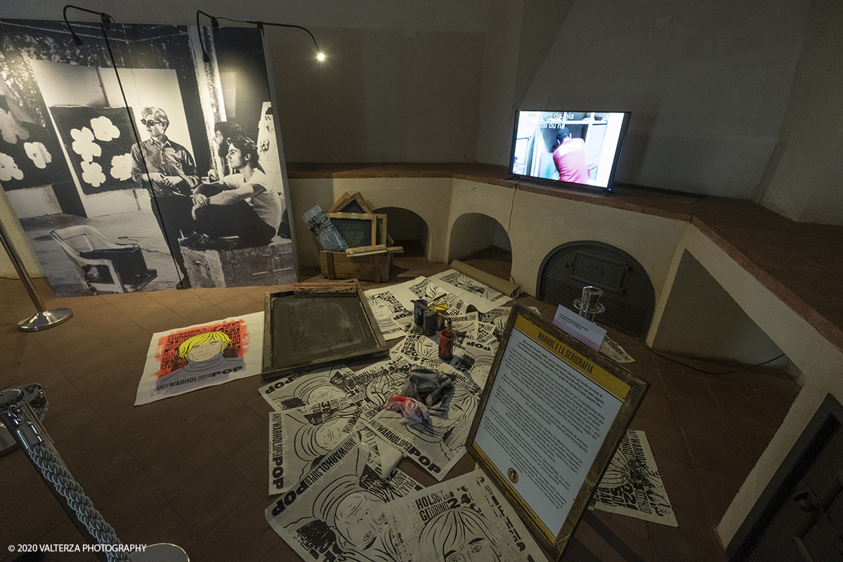 _DSF8655.jpg - 23/10/2020.Torino. Per la prima volta a Torino, unâ€™esposizione unica che raccoglie oltre settanta opere ufficiali: fotografie, serigrafie, litografie, stampe, acetati, ricostruzioni fedeli degli ambienti e dei prodotti che Warhol amava e da cui traeva ispirazione. Nella foto la sezione della mostra dedicata alla serigrafia