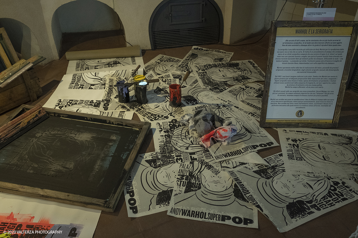 _DSF8670.jpg - 23/10/2020.Torino. Per la prima volta a Torino, unâ€™esposizione unica che raccoglie oltre settanta opere ufficiali: fotografie, serigrafie, litografie, stampe, acetati, ricostruzioni fedeli degli ambienti e dei prodotti che Warhol amava e da cui traeva ispirazione. Nella foto la sezione della mostra dedicata alla serigrafia