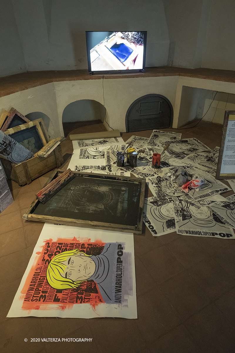 _DSF8671.jpg - 23/10/2020.Torino. Per la prima volta a Torino, unâ€™esposizione unica che raccoglie oltre settanta opere ufficiali: fotografie, serigrafie, litografie, stampe, acetati, ricostruzioni fedeli degli ambienti e dei prodotti che Warhol amava e da cui traeva ispirazione. Nella foto la sezione della mostra dedicata alla serigrafia