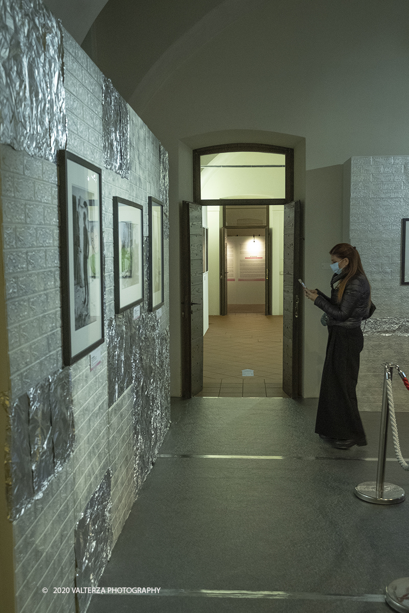 _DSF8677.jpg - 23/10/2020.Torino. Per la prima volta a Torino, unâ€™esposizione unica che raccoglie oltre settanta opere ufficiali: fotografie, serigrafie, litografie, stampe, acetati, ricostruzioni fedeli degli ambienti e dei prodotti che Warhol amava e da cui traeva ispirazione. Nella foto in visita alla mostra
