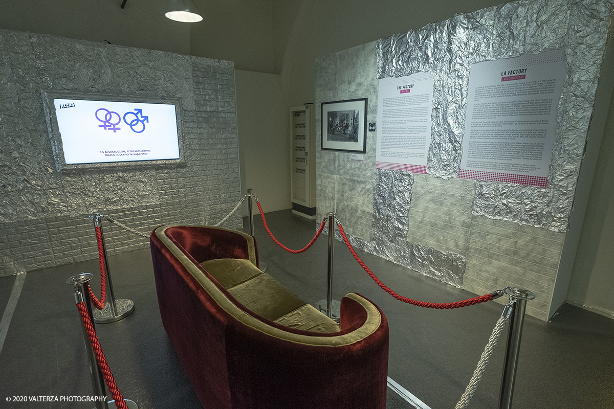 _DSF8691.jpg - 23/10/2020.Torino. Per la prima volta a Torino, unâ€™esposizione unica che raccoglie oltre settanta opere ufficiali: fotografie, serigrafie, litografie, stampe, acetati, ricostruzioni fedeli degli ambienti e dei prodotti che Warhol amava e da cui traeva ispirazione. Nella foto ricostruzione dell'ambiente della factory con la copia del celebre divano