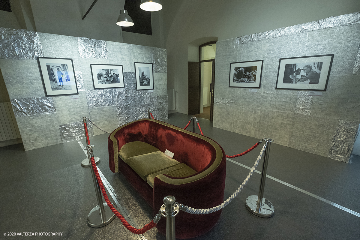 _DSF8694.jpg - 23/10/2020.Torino. Per la prima volta a Torino, unâ€™esposizione unica che raccoglie oltre settanta opere ufficiali: fotografie, serigrafie, litografie, stampe, acetati, ricostruzioni fedeli degli ambienti e dei prodotti che Warhol amava e da cui traeva ispirazione. Nella foto ricostruzione dell'ambiente della factory con la copia del celebre divano