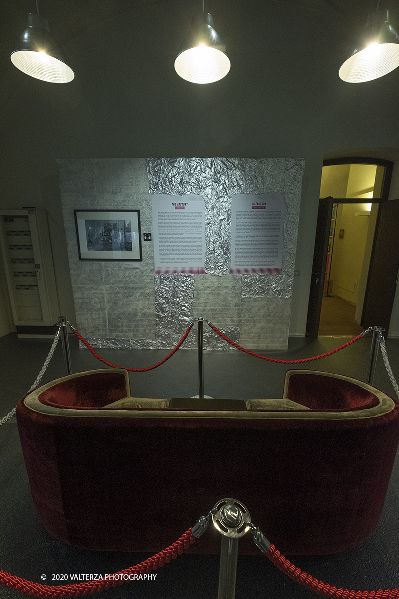 _DSF8701.jpg - 23/10/2020.Torino. Per la prima volta a Torino, unâ€™esposizione unica che raccoglie oltre settanta opere ufficiali: fotografie, serigrafie, litografie, stampe, acetati, ricostruzioni fedeli degli ambienti e dei prodotti che Warhol amava e da cui traeva ispirazione. Nella foto ricostruzione dell'ambiente della factory con la copia del celebre divano