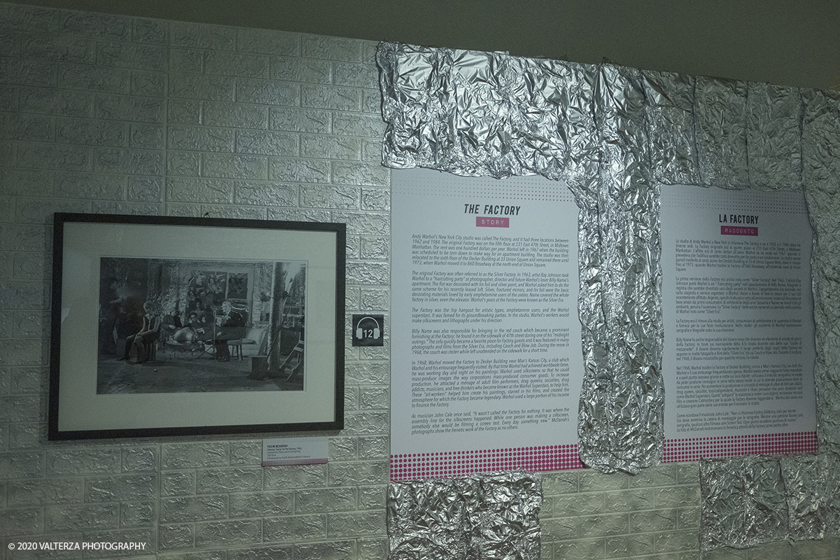 _DSF8709.jpg - 23/10/2020.Torino. Per la prima volta a Torino, unâ€™esposizione unica che raccoglie oltre settanta opere ufficiali: fotografie, serigrafie, litografie, stampe, acetati, ricostruzioni fedeli degli ambienti e dei prodotti che Warhol amava e da cui traeva ispirazione. Nella foto parete della sala dedicata alla "Factory"