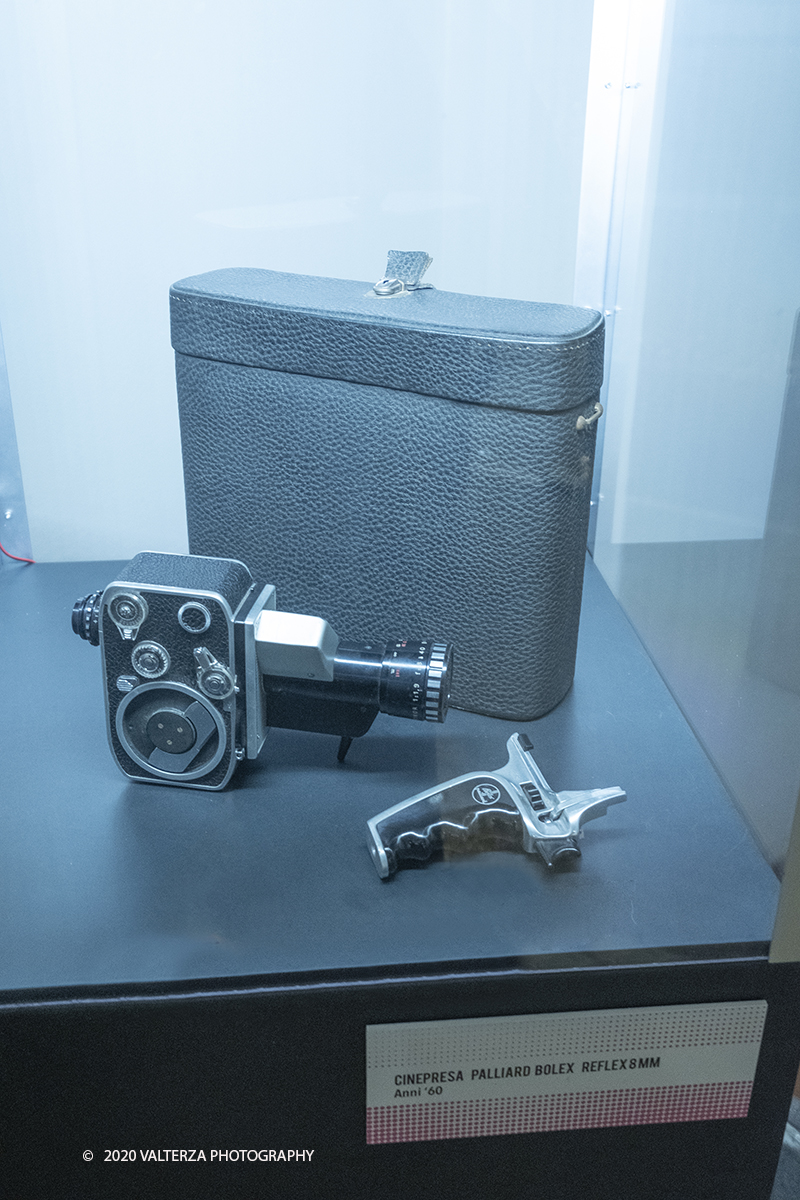 _DSF8710.jpg - 23/10/2020.Torino. Per la prima volta a Torino, unâ€™esposizione unica che raccoglie oltre settanta opere ufficiali: fotografie, serigrafie, litografie, stampe, acetati, ricostruzioni fedeli degli ambienti e dei prodotti che Warhol amava e da cui traeva ispirazione. Nella foto la cinepresaa di Warhol