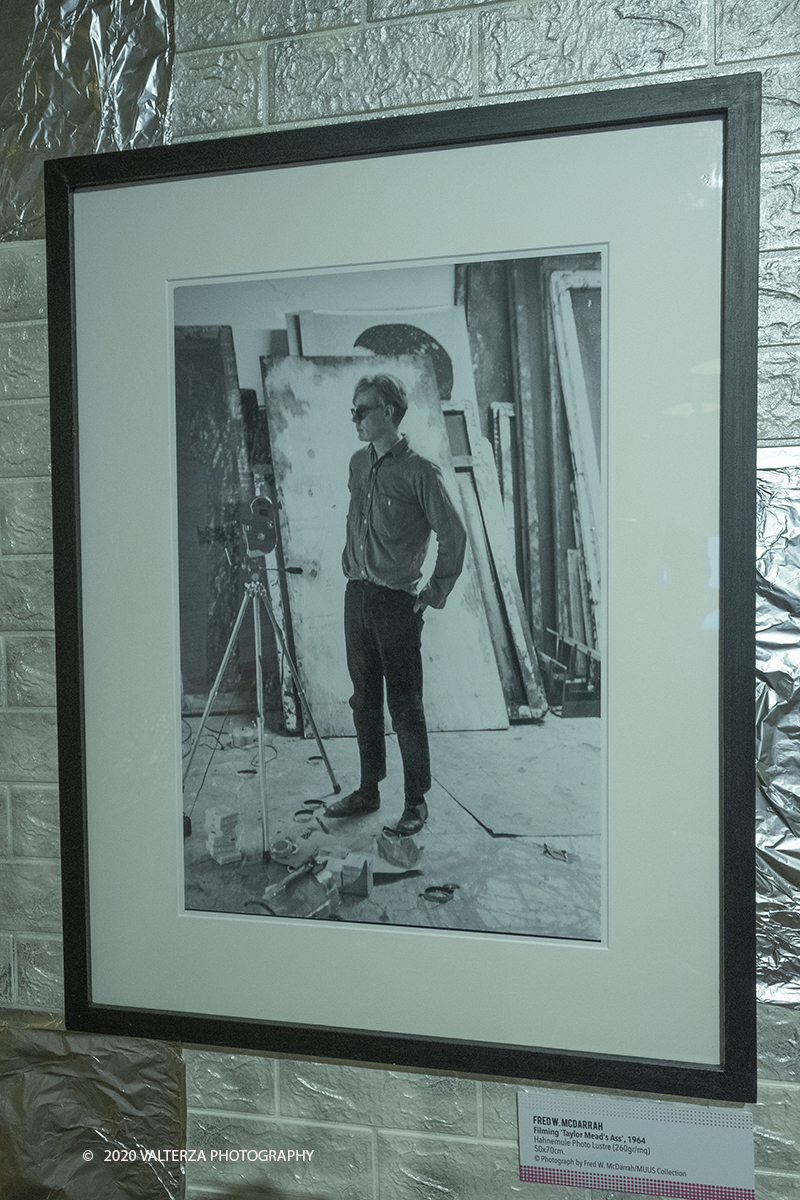 _DSF8732.jpg - 23/10/2020.Torino. Per la prima volta a Torino, unâ€™esposizione unica che raccoglie oltre settanta opere ufficiali: fotografie, serigrafie, litografie, stampe, acetati, ricostruzioni fedeli degli ambienti e dei prodotti che Warhol amava e da cui traeva ispirazione. Nella foto Wrhol durante le riprese di "Taylor Mead's Ass" 1964