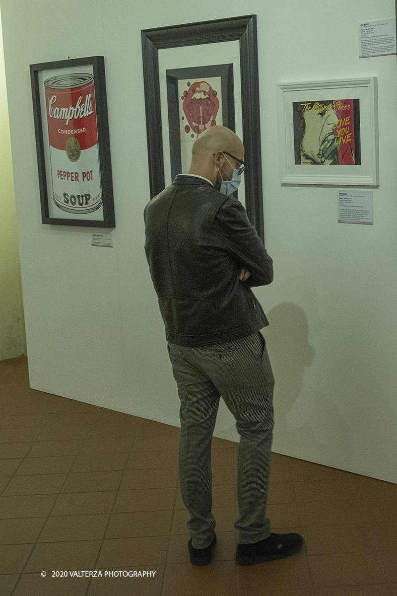 _DSF8735.jpg - 23/10/2020.Torino. Per la prima volta a Torino, unâ€™esposizione unica che raccoglie oltre settanta opere ufficiali: fotografie, serigrafie, litografie, stampe, acetati, ricostruzioni fedeli degli ambienti e dei prodotti che Warhol amava e da cui traeva ispirazione. Nella foto in visita alla mostra