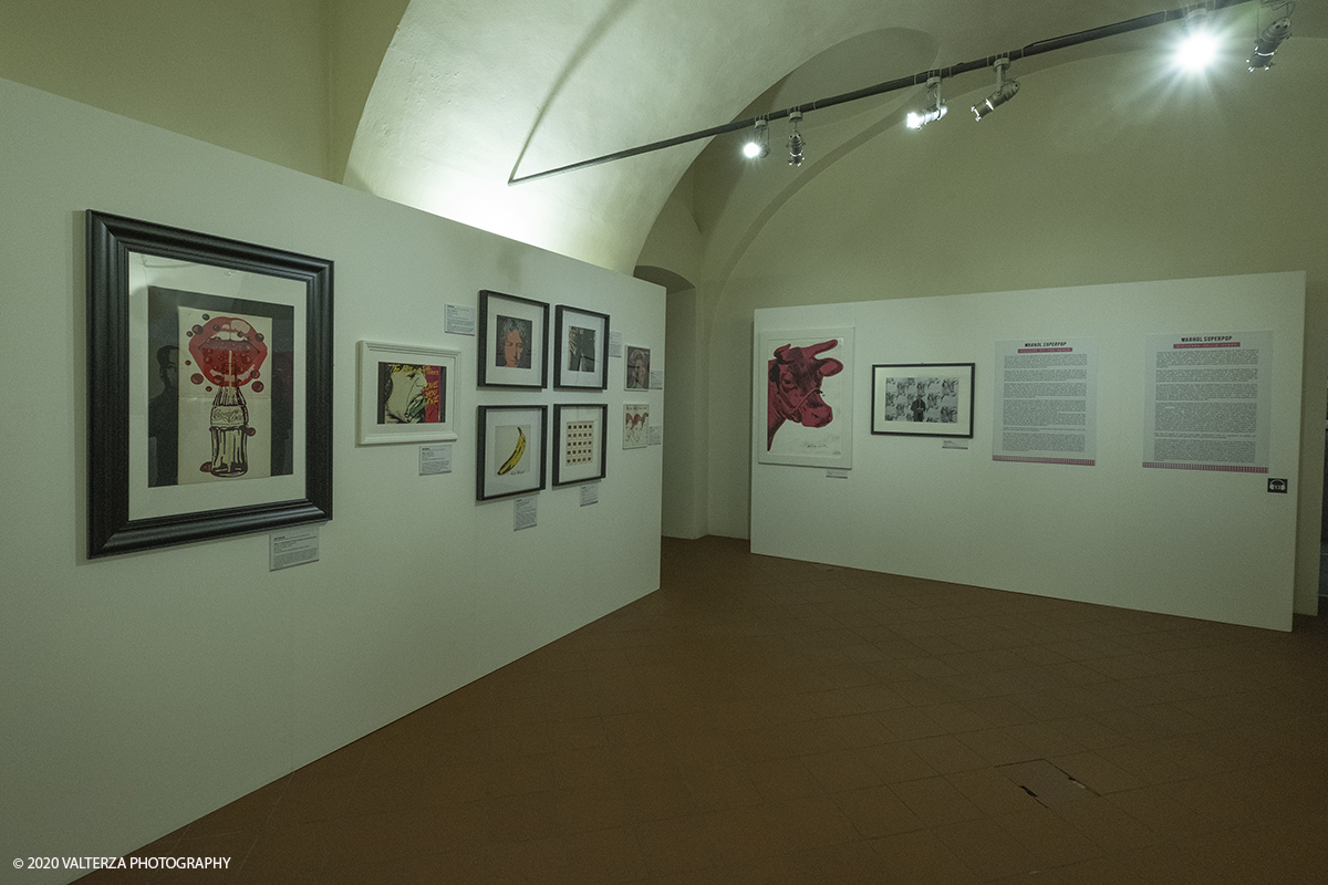 _DSF8754.jpg - 23/10/2020.Torino. Per la prima volta a Torino, unâ€™esposizione unica che raccoglie oltre settanta opere ufficiali: fotografie, serigrafie, litografie, stampe, acetati, ricostruzioni fedeli degli ambienti e dei prodotti che Warhol amava e da cui traeva ispirazione. Nella foto parte dell'allestimento della mostra