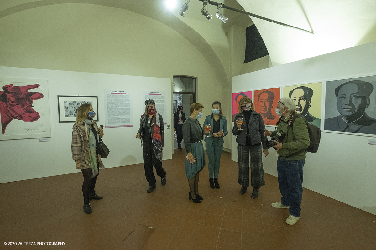 _DSF8764.jpg - 23/10/2020.Torino. Per la prima volta a Torino, unâ€™esposizione unica che raccoglie oltre settanta opere ufficiali: fotografie, serigrafie, litografie, stampe, acetati, ricostruzioni fedeli degli ambienti e dei prodotti che Warhol amava e da cui traeva ispirazione. Nella foto visitatori della mostra