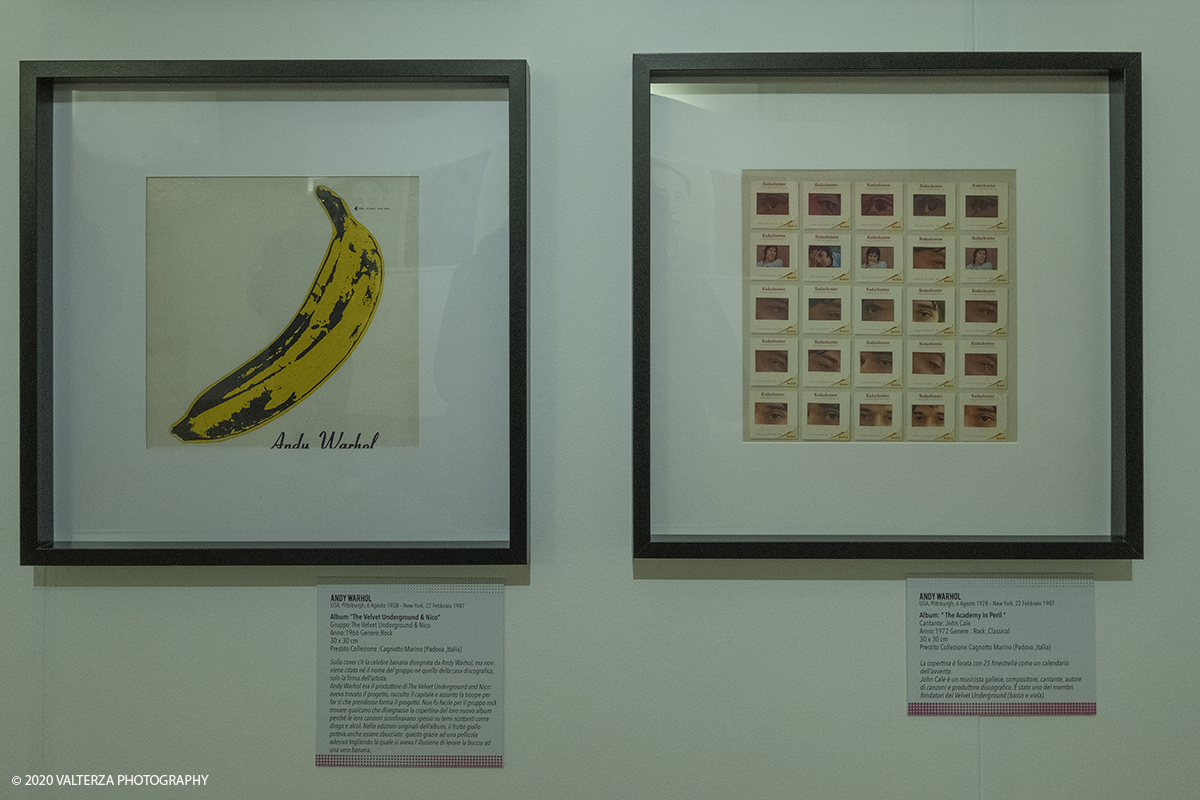 _DSF8769.jpg - 23/10/2020.Torino. Per la prima volta a Torino, unâ€™esposizione unica che raccoglie oltre settanta opere ufficiali: fotografie, serigrafie, litografie, stampe, acetati, ricostruzioni fedeli degli ambienti e dei prodotti che Warhol amava e da cui traeva ispirazione. Nella foto copertine di Album musicali opera di Andy Warhol