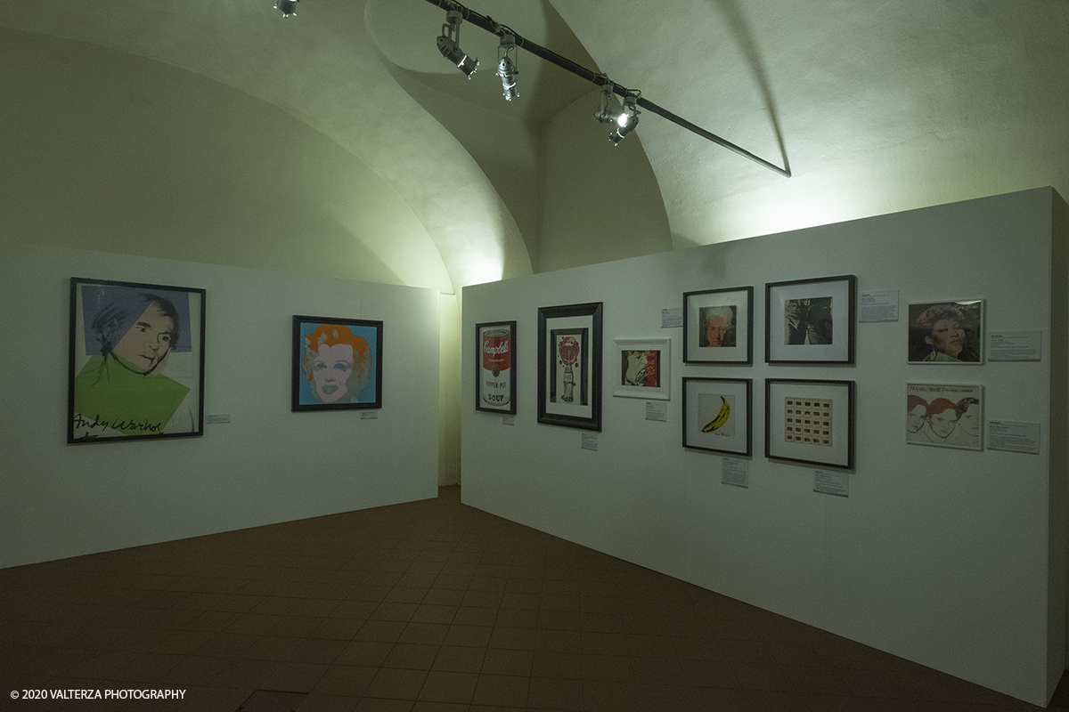 _DSF8776.jpg - 23/10/2020.Torino. Per la prima volta a Torino, unâ€™esposizione unica che raccoglie oltre settanta opere ufficiali: fotografie, serigrafie, litografie, stampe, acetati, ricostruzioni fedeli degli ambienti e dei prodotti che Warhol amava e da cui traeva ispirazione. Nella foto parte dell'allestimento della mostra