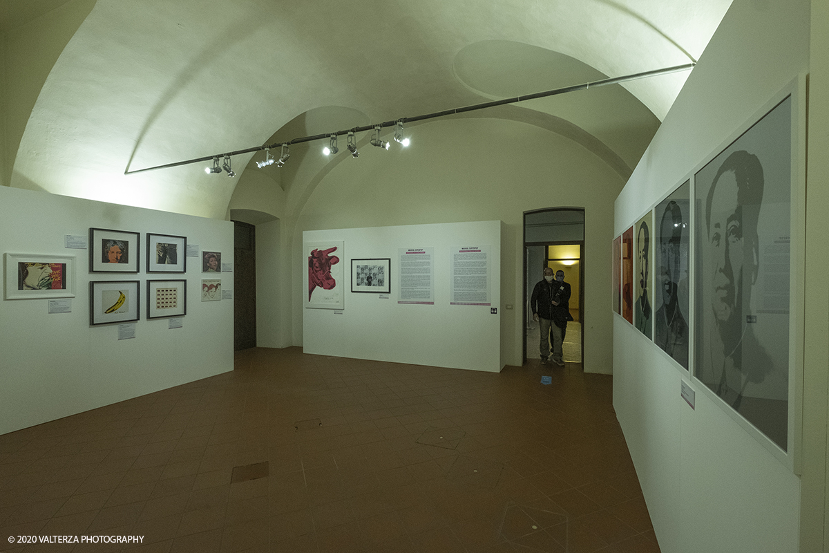 _DSF8781.jpg - 23/10/2020.Torino. Per la prima volta a Torino, unâ€™esposizione unica che raccoglie oltre settanta opere ufficiali: fotografie, serigrafie, litografie, stampe, acetati, ricostruzioni fedeli degli ambienti e dei prodotti che Warhol amava e da cui traeva ispirazione. Nella foto parte dell'allestimento della mostra