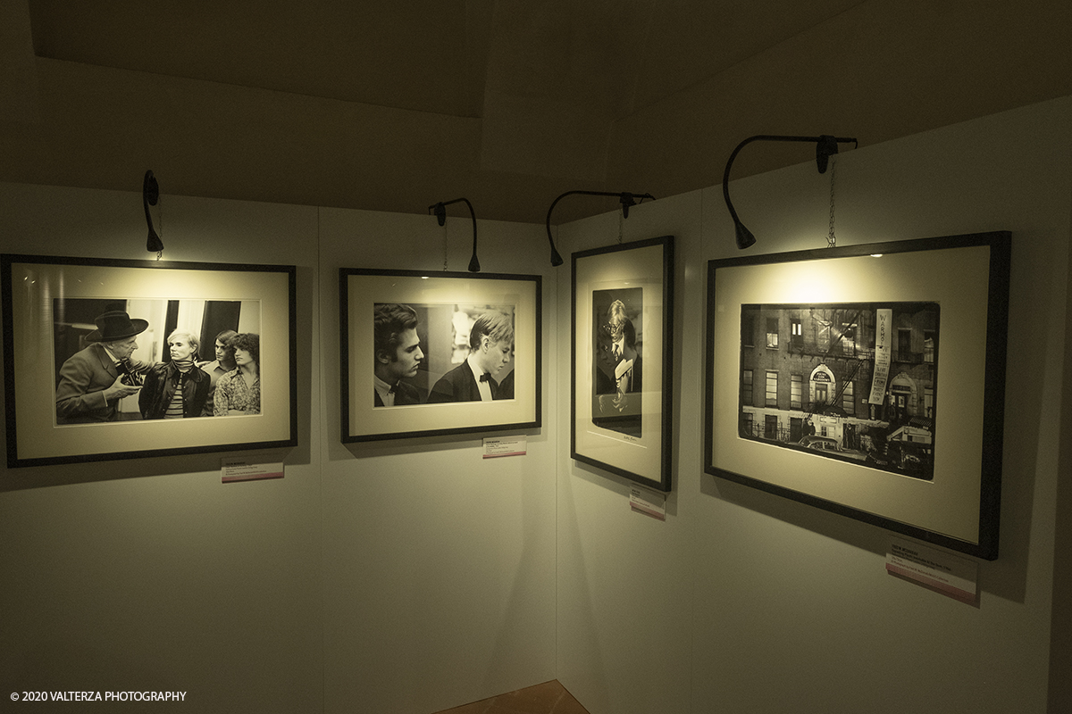 _DSF8791.jpg - 23/10/2020.Torino. Per la prima volta a Torino, unâ€™esposizione unica che raccoglie oltre settanta opere ufficiali: fotografie, serigrafie, litografie, stampe, acetati, ricostruzioni fedeli degli ambienti e dei prodotti che Warhol amava e da cui traeva ispirazione. Nella foto fotografie di Andy Warhol di Fred W. McDarrah il fotografo di "Village Voice" che per 30 anni segui Warhol e di Anton Perich