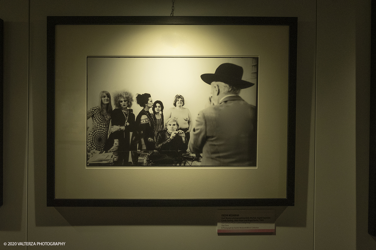 _DSF8810.jpg - 23/10/2020.Torino. Per la prima volta a Torino, unâ€™esposizione unica che raccoglie oltre settanta opere ufficiali: fotografie, serigrafie, litografie, stampe, acetati, ricostruzioni fedeli degli ambienti e dei prodotti che Warhol amava e da cui traeva ispirazione. Nella foto Cecil Beaton fotografa Andy Warhol ed i suoi amici e collaboratori.