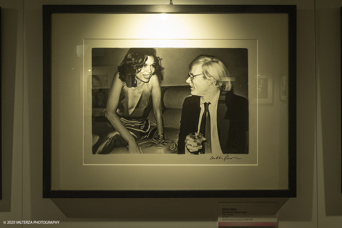 _DSF8817.jpg - 23/10/2020.Torino. Per la prima volta a Torino, unâ€™esposizione unica che raccoglie oltre settanta opere ufficiali: fotografie, serigrafie, litografie, stampe, acetati, ricostruzioni fedeli degli ambienti e dei prodotti che Warhol amava e da cui traeva ispirazione. Nella foto Andy Warhol e Bianca Jagger