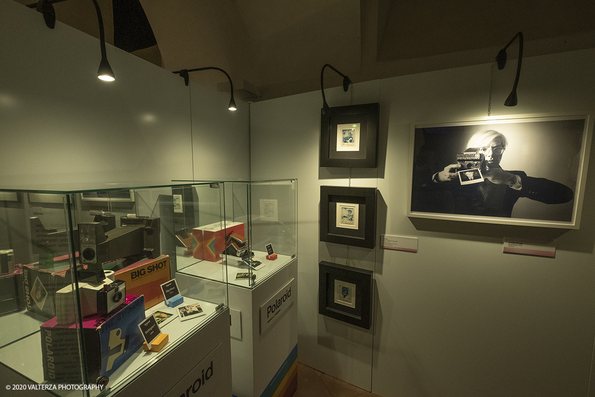 _DSF8827.jpg - 23/10/2020.Torino. Per la prima volta a Torino, unâ€™esposizione unica che raccoglie oltre settanta opere ufficiali: fotografie, serigrafie, litografie, stampe, acetati, ricostruzioni fedeli degli ambienti e dei prodotti che Warhol amava e da cui traeva ispirazione. Nella foto parte dell'allestimento della mostra