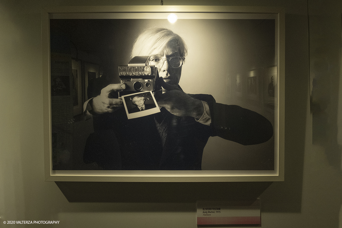_DSF8832.jpg - 23/10/2020.Torino. Per la prima volta a Torino, unâ€™esposizione unica che raccoglie oltre settanta opere ufficiali: fotografie, serigrafie, litografie, stampe, acetati, ricostruzioni fedeli degli ambienti e dei prodotti che Warhol amava e da cui traeva ispirazione. Nella foto Andy Warhol ritratto da Oliviero Toscani 1975