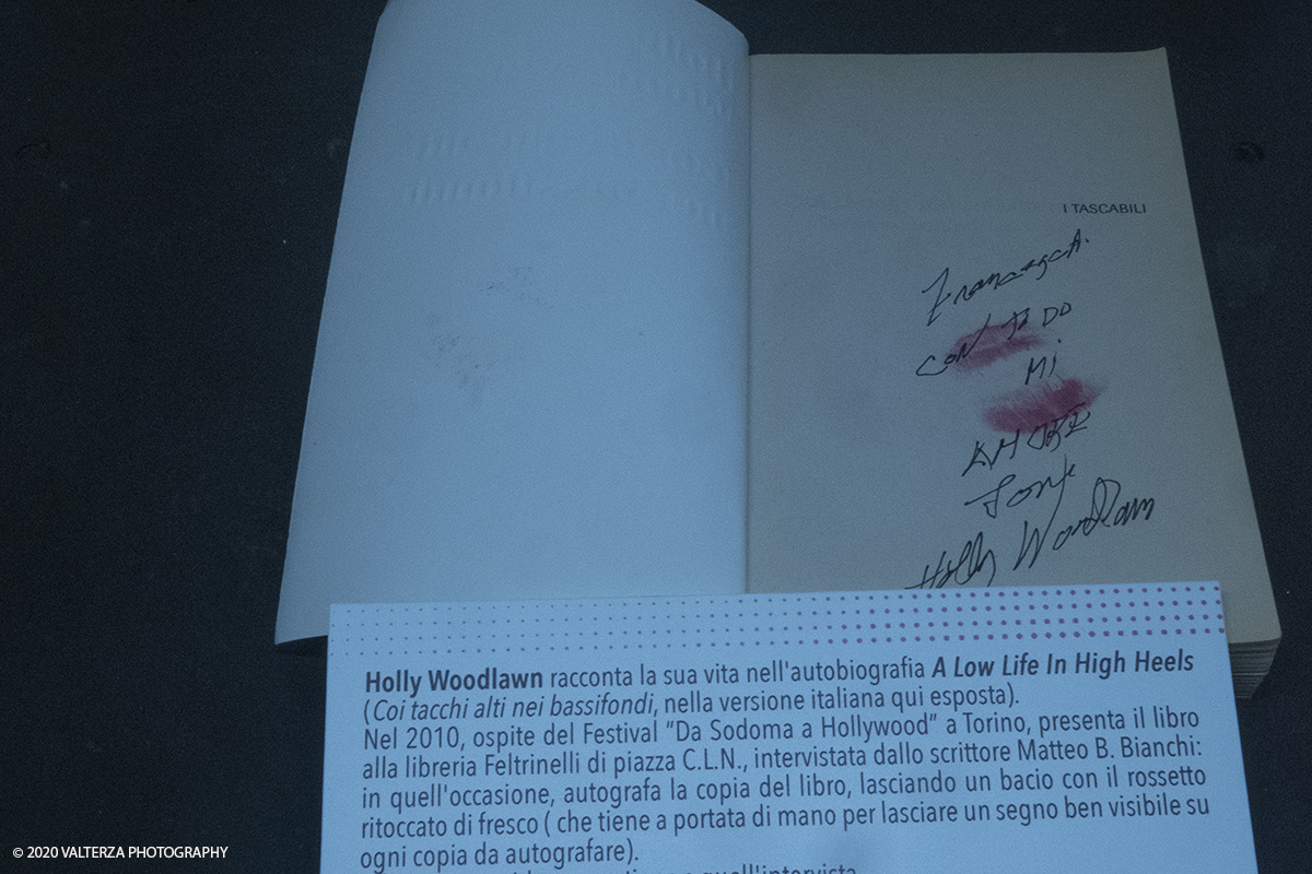 _DSF8859.jpg - 23/10/2020.Torino. Per la prima volta a Torino, unâ€™esposizione unica che raccoglie oltre settanta opere ufficiali: fotografie, serigrafie, litografie, stampe, acetati, ricostruzioni fedeli degli ambienti e dei prodotti che Warhol amava e da cui traeva ispirazione. Nella foto copia della biografia di Holly Woodlawn autografata.