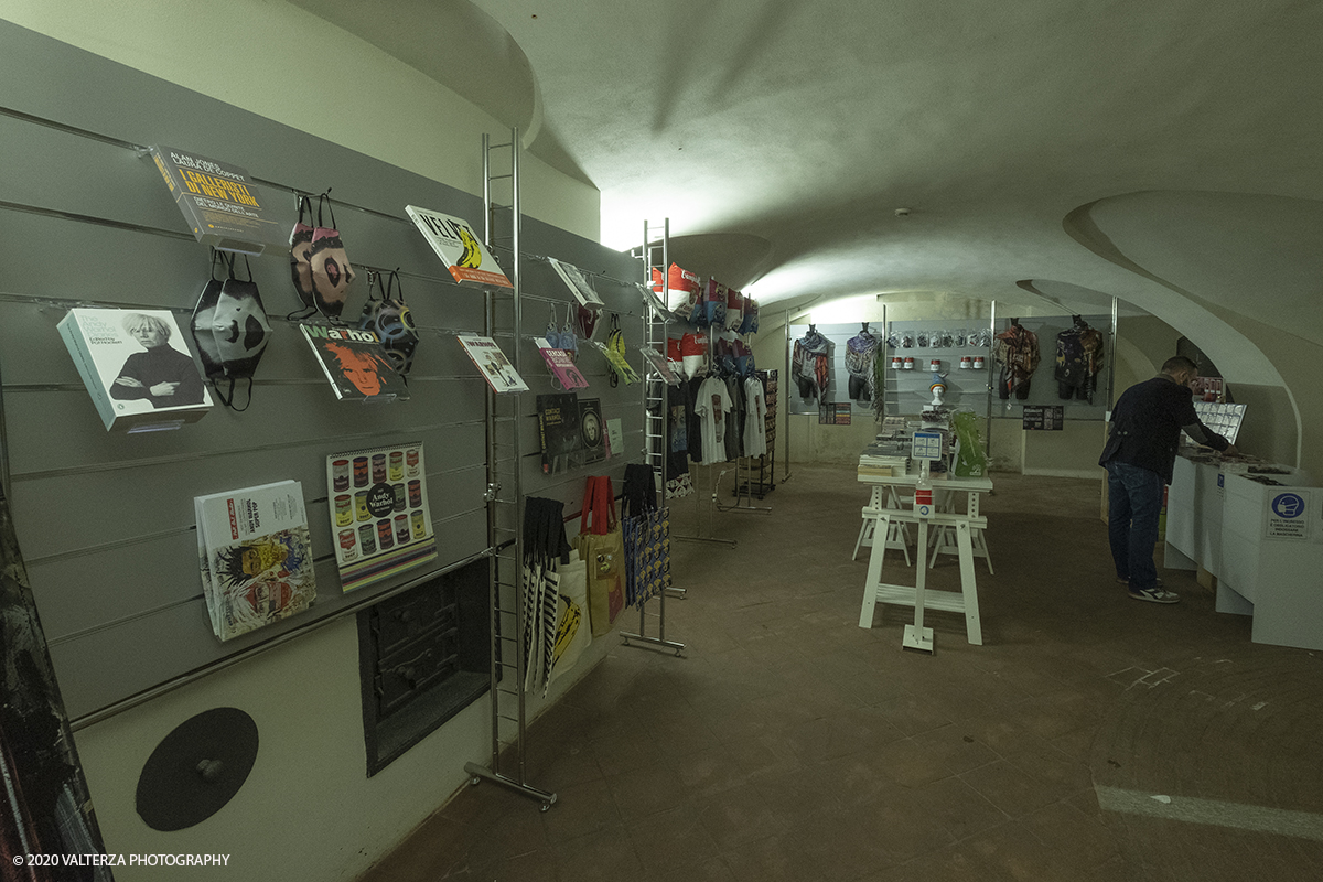 _DSF8873.jpg - 23/10/2020.Torino. Per la prima volta a Torino, unâ€™esposizione unica che raccoglie oltre settanta opere ufficiali: fotografie, serigrafie, litografie, stampe, acetati, ricostruzioni fedeli degli ambienti e dei prodotti che Warhol amava e da cui traeva ispirazione. Nella foto l'area shopping della mostra