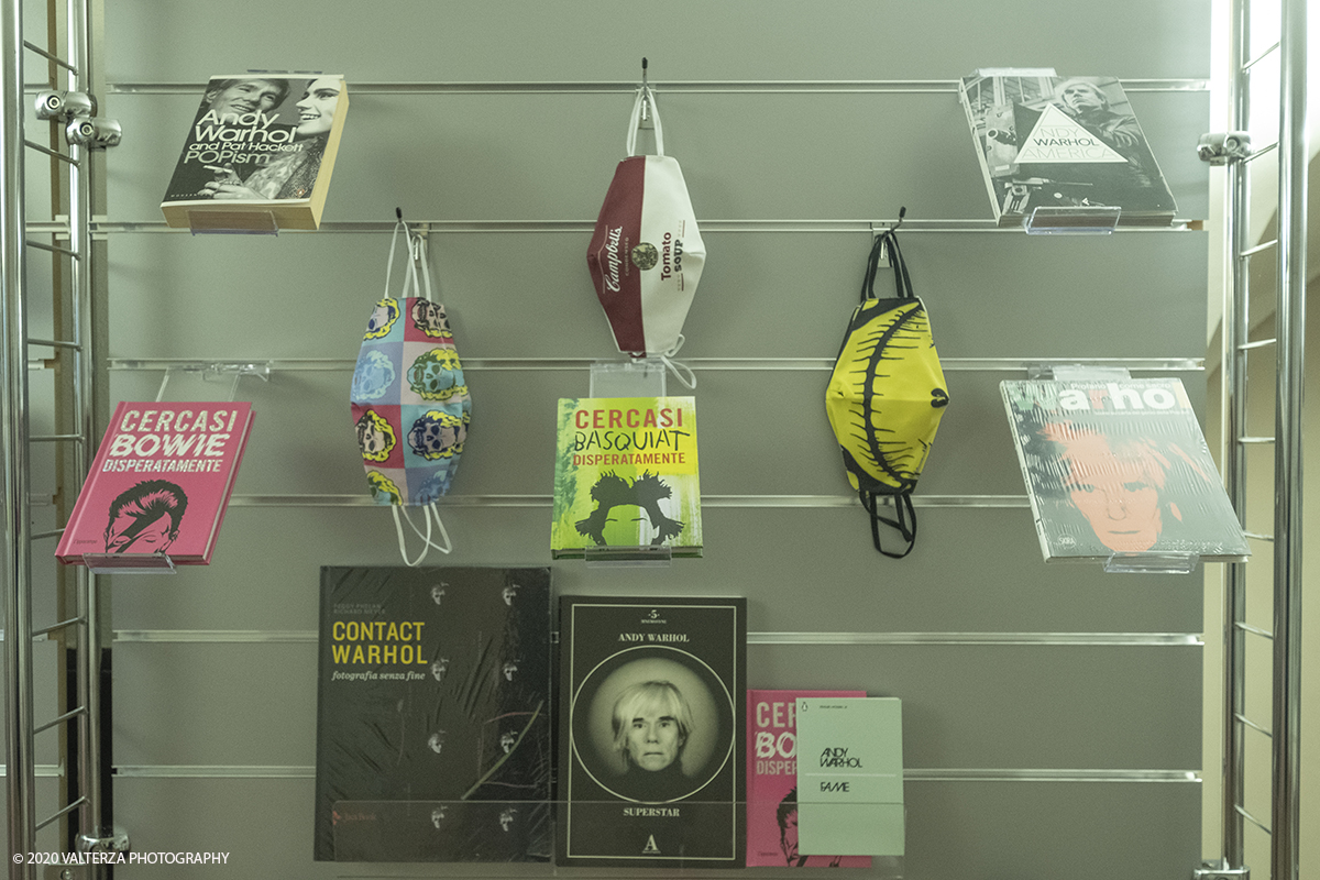 _DSF8879.jpg - 23/10/2020.Torino. Per la prima volta a Torino, unâ€™esposizione unica che raccoglie oltre settanta opere ufficiali: fotografie, serigrafie, litografie, stampe, acetati, ricostruzioni fedeli degli ambienti e dei prodotti che Warhol amava e da cui traeva ispirazione. Nella foto prodotti in vendita nell'area shopping della mostra