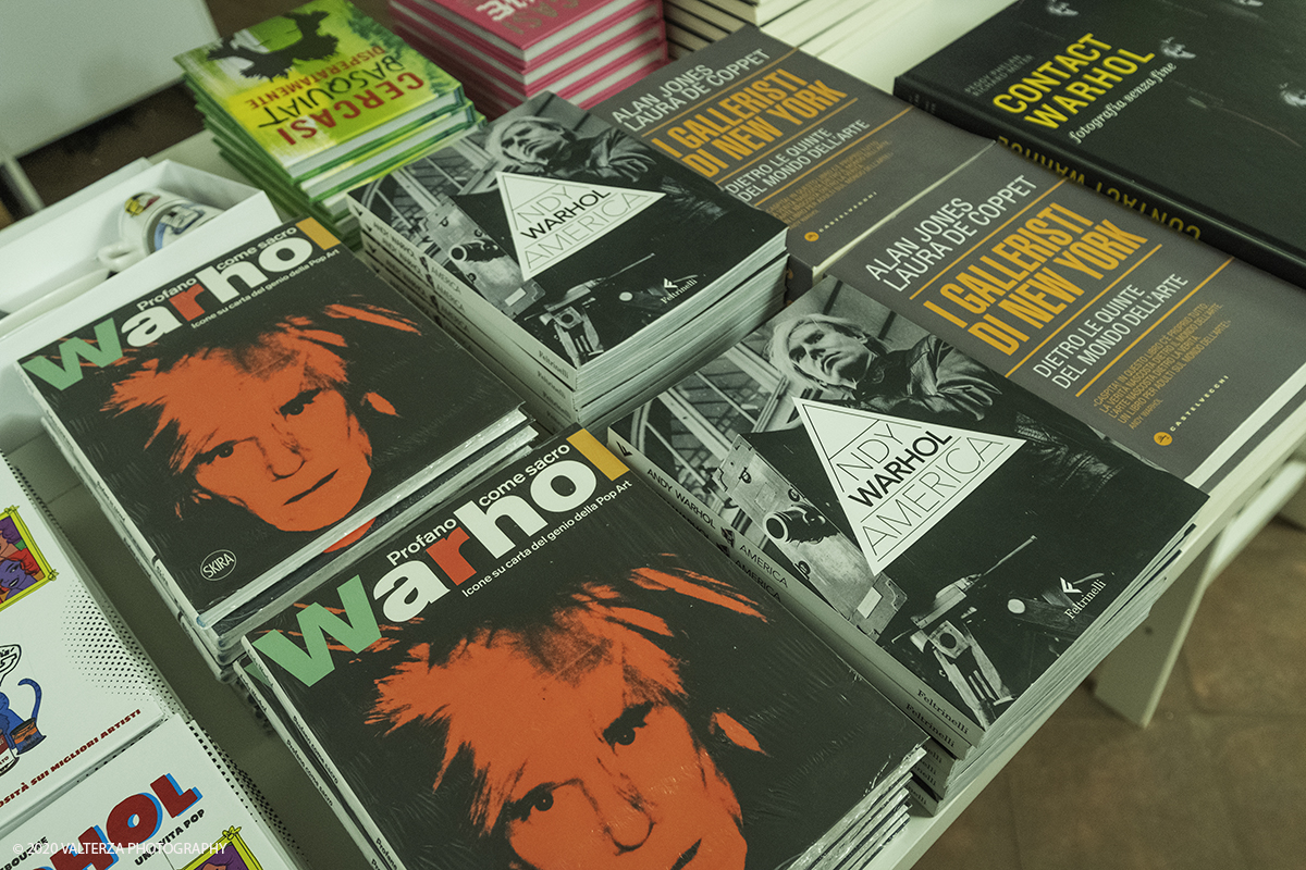 _DSF8880.jpg - 23/10/2020.Torino. Per la prima volta a Torino, unâ€™esposizione unica che raccoglie oltre settanta opere ufficiali: fotografie, serigrafie, litografie, stampe, acetati, ricostruzioni fedeli degli ambienti e dei prodotti che Warhol amava e da cui traeva ispirazione. Nella foto prodotti in vendita nell'area shopping della mostra