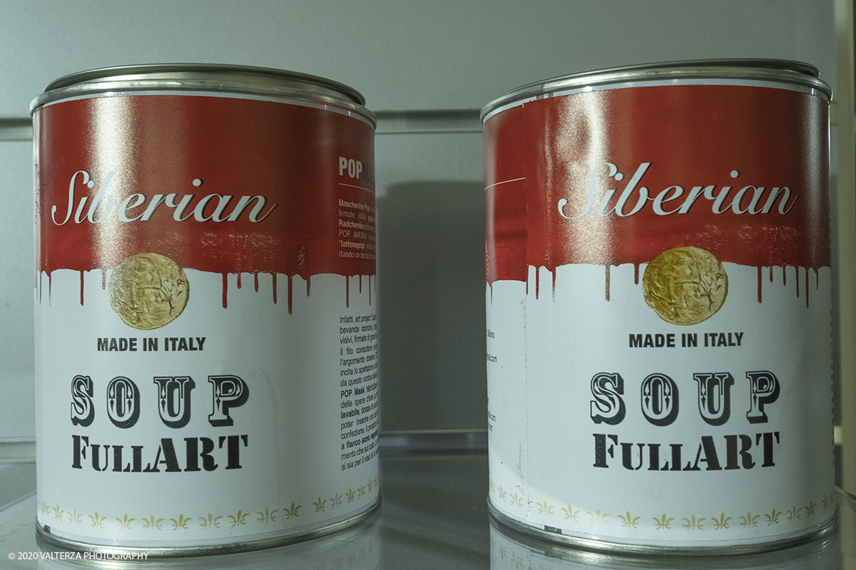 _DSF8890.jpg - 23/10/2020.Torino. Per la prima volta a Torino, unâ€™esposizione unica che raccoglie oltre settanta opere ufficiali: fotografie, serigrafie, litografie, stampe, acetati, ricostruzioni fedeli degli ambienti e dei prodotti che Warhol amava e da cui traeva ispirazione. Nella foto prodotti in vendita nell'area shopping della mostra