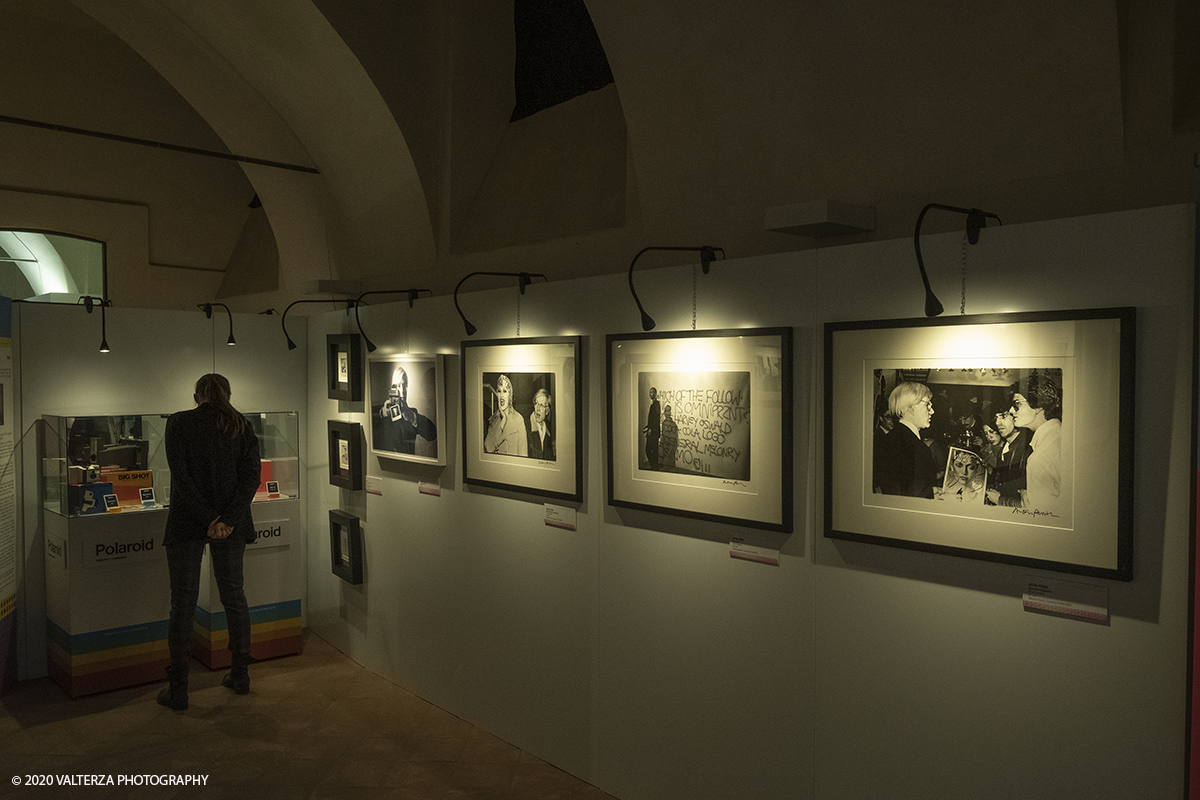 _DSF8894.jpg - 23/10/2020.Torino. Per la prima volta a Torino, unâ€™esposizione unica che raccoglie oltre settanta opere ufficiali: fotografie, serigrafie, litografie, stampe, acetati, ricostruzioni fedeli degli ambienti e dei prodotti che Warhol amava e da cui traeva ispirazione. Nella foto in visita alla mostra