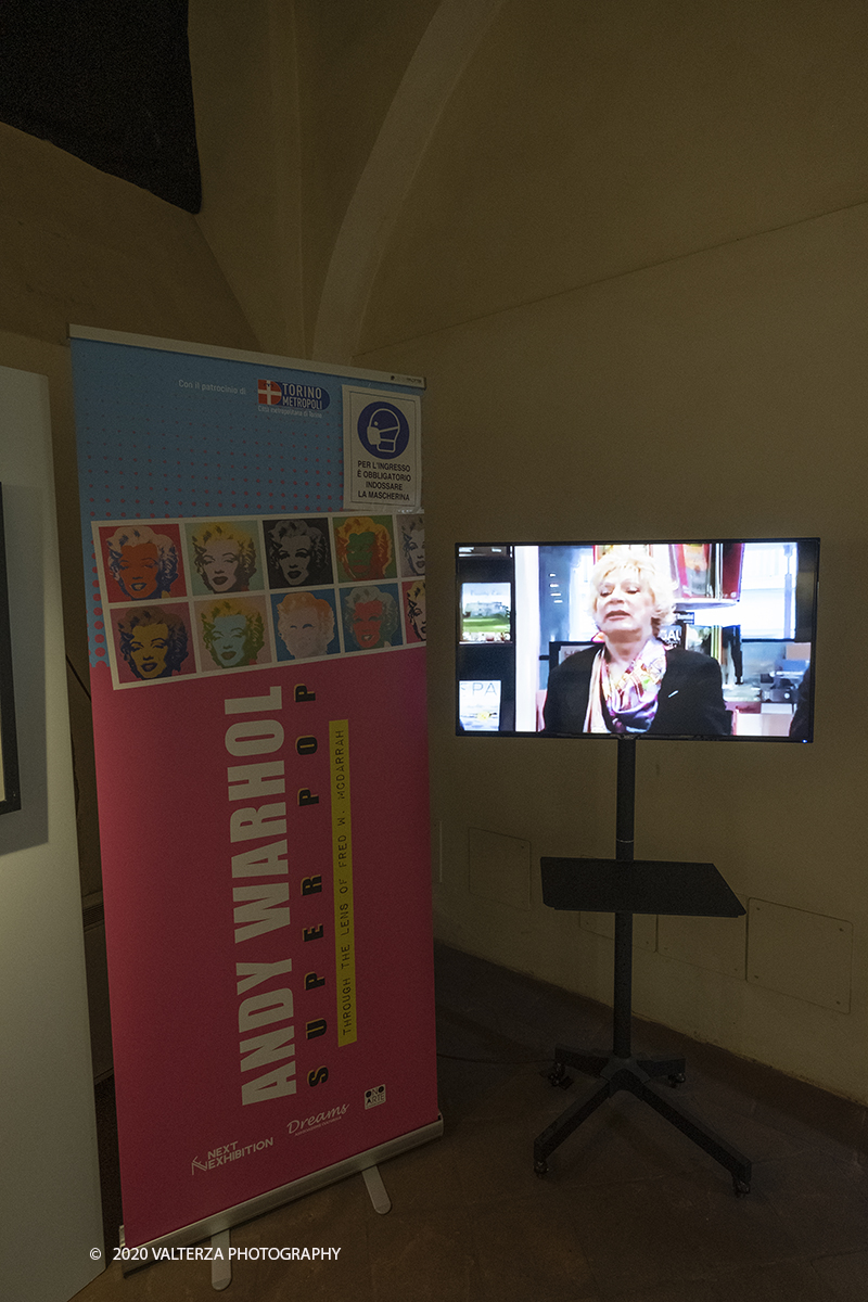 _DSF8898.jpg - 23/10/2020.Torino. Per la prima volta a Torino, unâ€™esposizione unica che raccoglie oltre settanta opere ufficiali: fotografie, serigrafie, litografie, stampe, acetati, ricostruzioni fedeli degli ambienti e dei prodotti che Warhol amava e da cui traeva ispirazione. Nella foto installazione audiovisiva