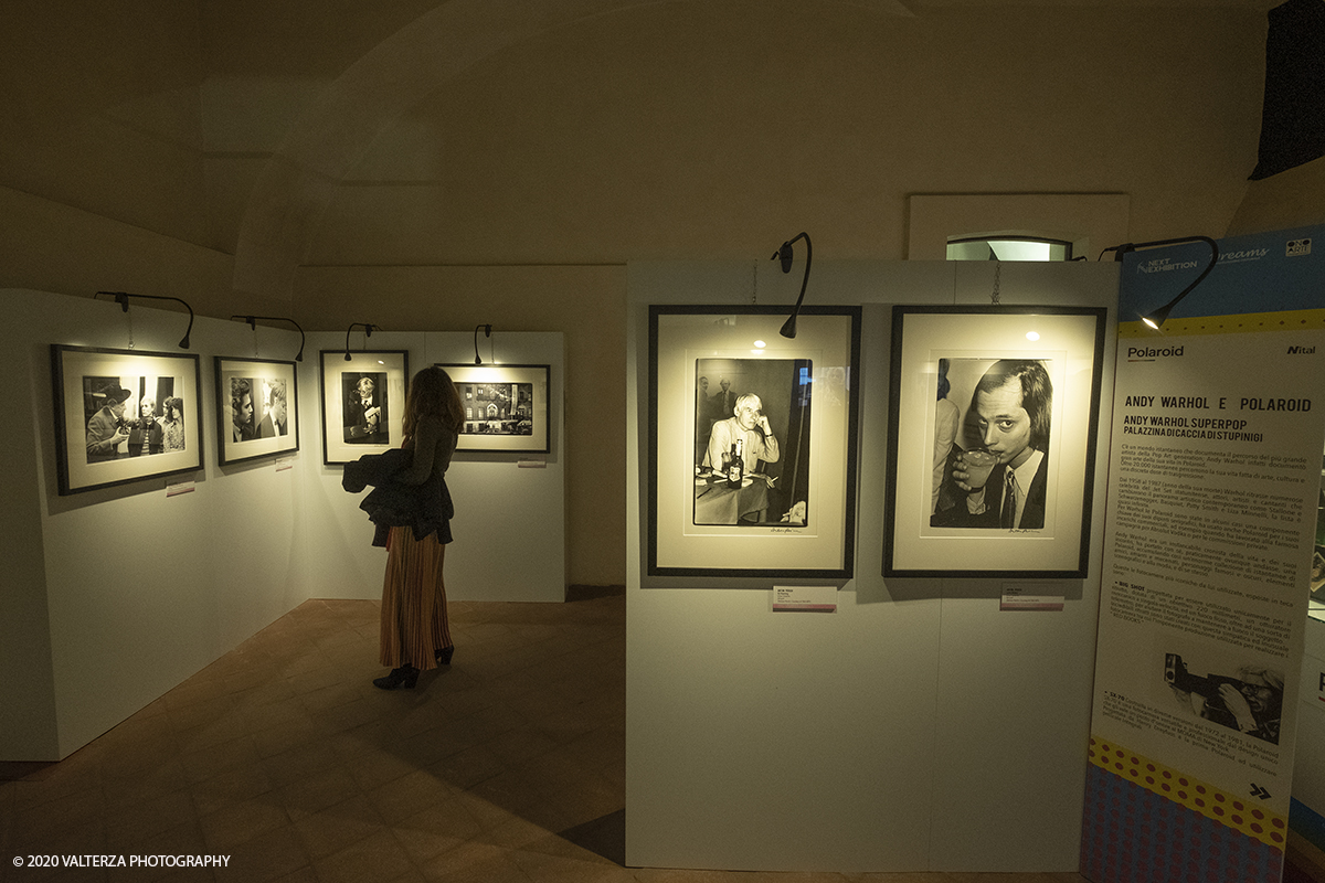 _DSF8900.jpg - 23/10/2020.Torino. Per la prima volta a Torino, unâ€™esposizione unica che raccoglie oltre settanta opere ufficiali: fotografie, serigrafie, litografie, stampe, acetati, ricostruzioni fedeli degli ambienti e dei prodotti che Warhol amava e da cui traeva ispirazione. Nella foto in visita alla mostra
