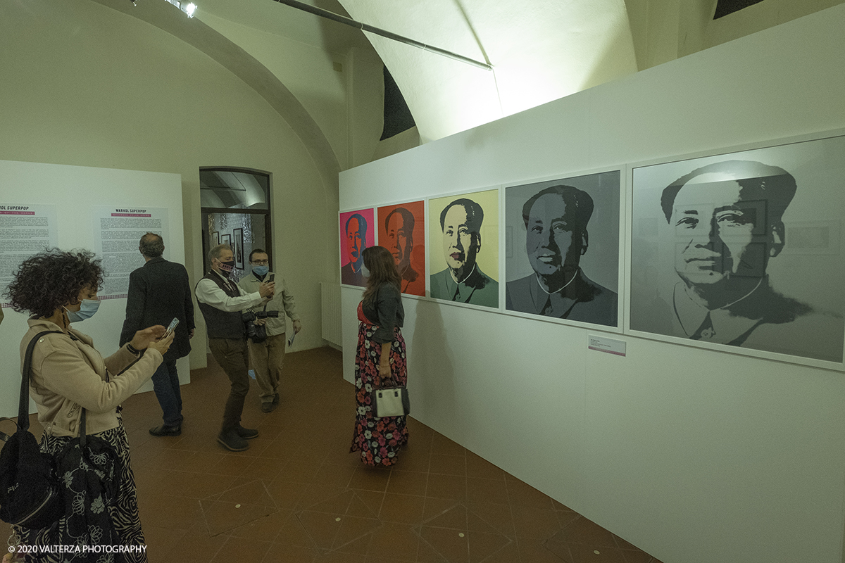 _DSF8940.jpg - 23/10/2020.Torino. Per la prima volta a Torino, unâ€™esposizione unica che raccoglie oltre settanta opere ufficiali: fotografie, serigrafie, litografie, stampe, acetati, ricostruzioni fedeli degli ambienti e dei prodotti che Warhol amava e da cui traeva ispirazione. Nella foto visitatori della mostra
