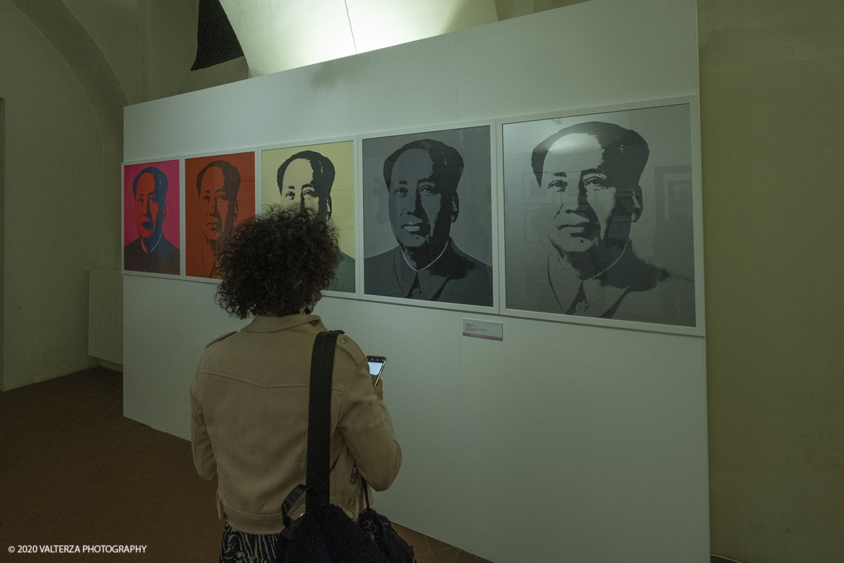 _DSF8946.jpg - 23/10/2020.Torino. Per la prima volta a Torino, unâ€™esposizione unica che raccoglie oltre settanta opere ufficiali: fotografie, serigrafie, litografie, stampe, acetati, ricostruzioni fedeli degli ambienti e dei prodotti che Warhol amava e da cui traeva ispirazione. Nella foto in visita alla mostra