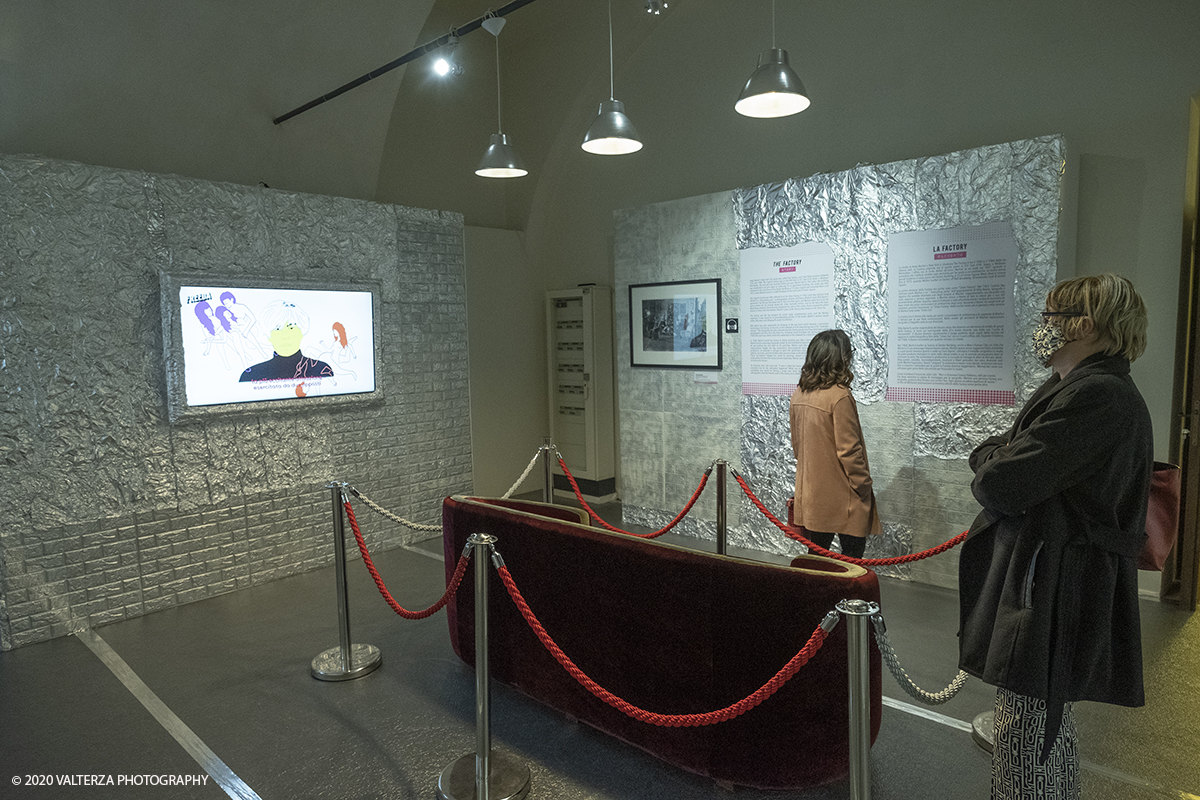 _DSF8949.jpg - 23/10/2020.Torino. Per la prima volta a Torino, unâ€™esposizione unica che raccoglie oltre settanta opere ufficiali: fotografie, serigrafie, litografie, stampe, acetati, ricostruzioni fedeli degli ambienti e dei prodotti che Warhol amava e da cui traeva ispirazione. Nella foto in visita alla mostra