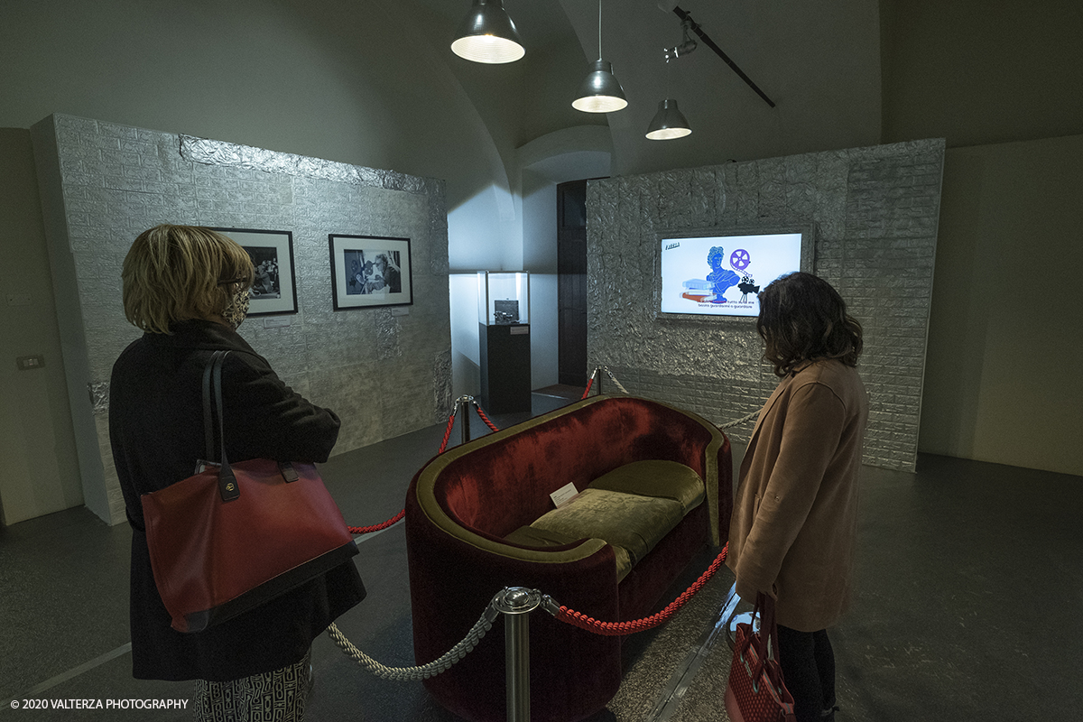 _DSF8952.jpg - 23/10/2020.Torino. Per la prima volta a Torino, unâ€™esposizione unica che raccoglie oltre settanta opere ufficiali: fotografie, serigrafie, litografie, stampe, acetati, ricostruzioni fedeli degli ambienti e dei prodotti che Warhol amava e da cui traeva ispirazione. Nella foto in visita alla mostra