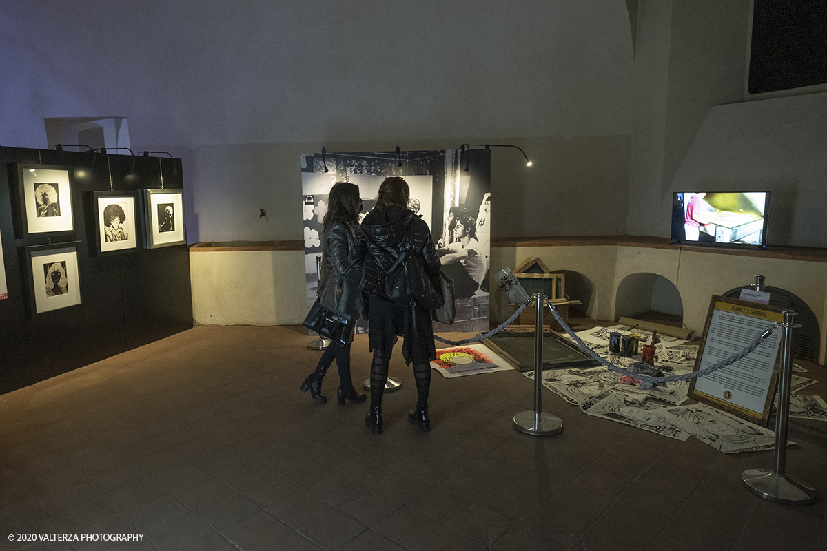 _DSF8973.jpg - 23/10/2020.Torino. Per la prima volta a Torino, unâ€™esposizione unica che raccoglie oltre settanta opere ufficiali: fotografie, serigrafie, litografie, stampe, acetati, ricostruzioni fedeli degli ambienti e dei prodotti che Warhol amava e da cui traeva ispirazione. Nella foto in visita alla mostra