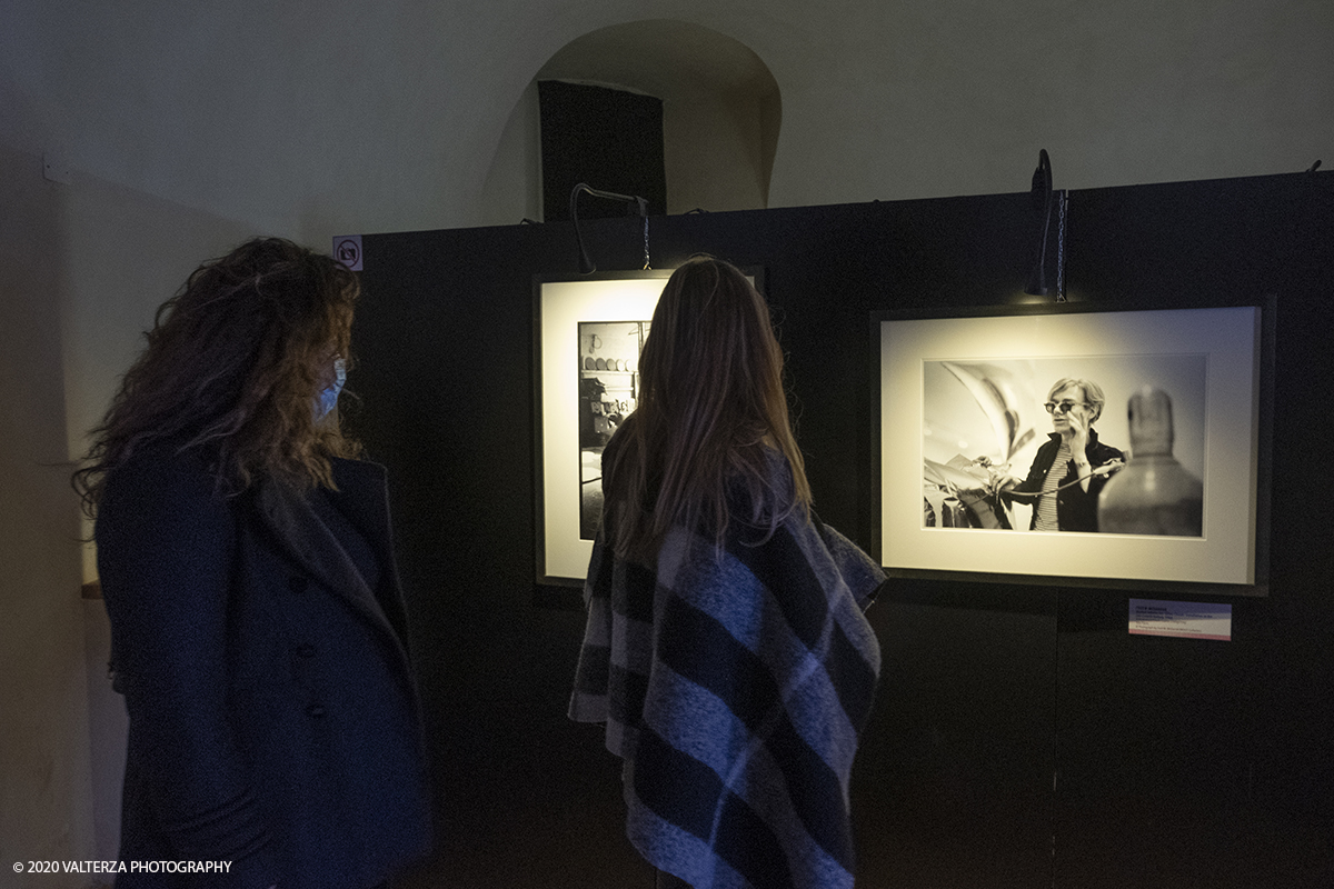 _DSF8978.jpg - 23/10/2020.Torino. Per la prima volta a Torino, unâ€™esposizione unica che raccoglie oltre settanta opere ufficiali: fotografie, serigrafie, litografie, stampe, acetati, ricostruzioni fedeli degli ambienti e dei prodotti che Warhol amava e da cui traeva ispirazione. Nella foto in visita alla mostra
