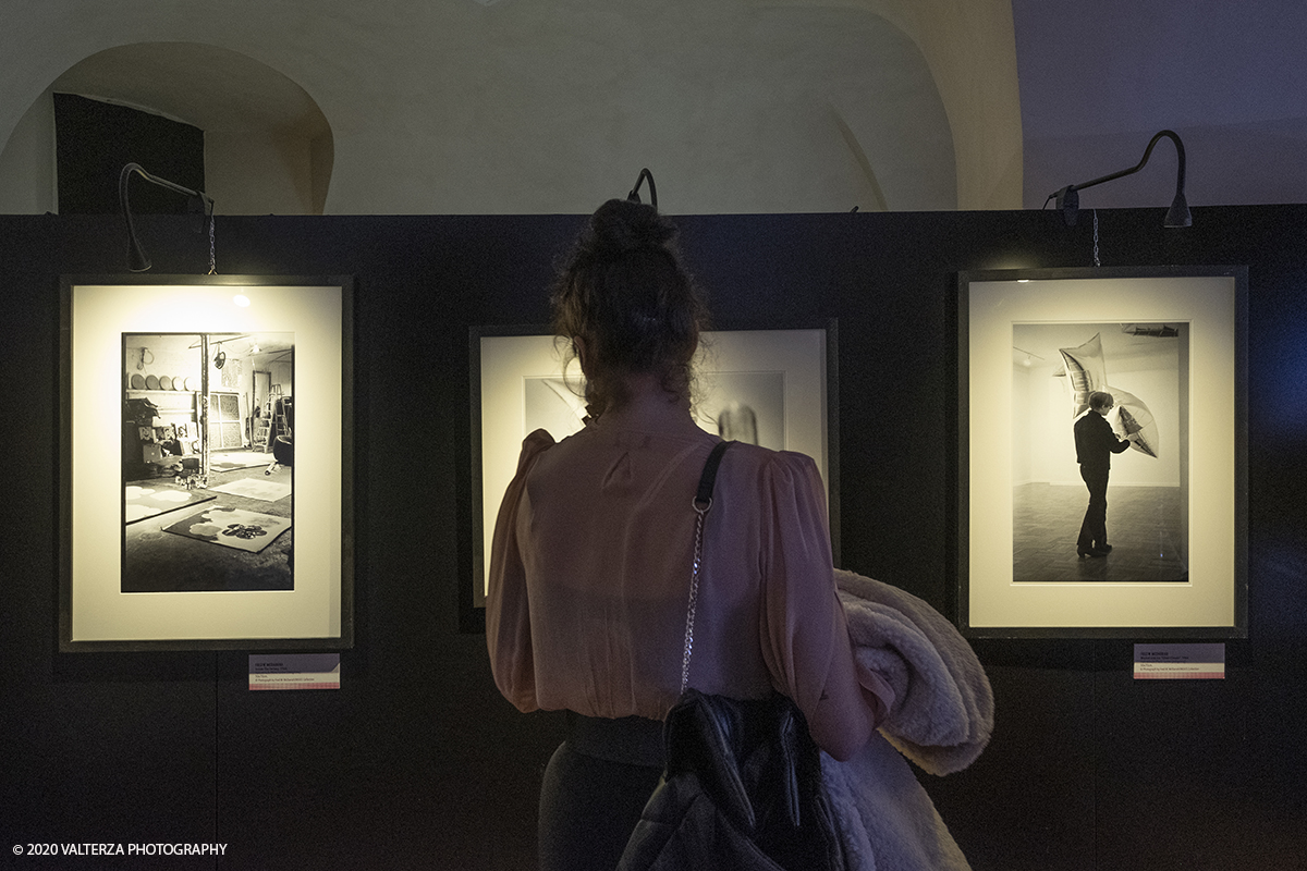 _DSF8987.jpg - 23/10/2020.Torino. Per la prima volta a Torino, unâ€™esposizione unica che raccoglie oltre settanta opere ufficiali: fotografie, serigrafie, litografie, stampe, acetati, ricostruzioni fedeli degli ambienti e dei prodotti che Warhol amava e da cui traeva ispirazione. Nella foto in visita alla mostra