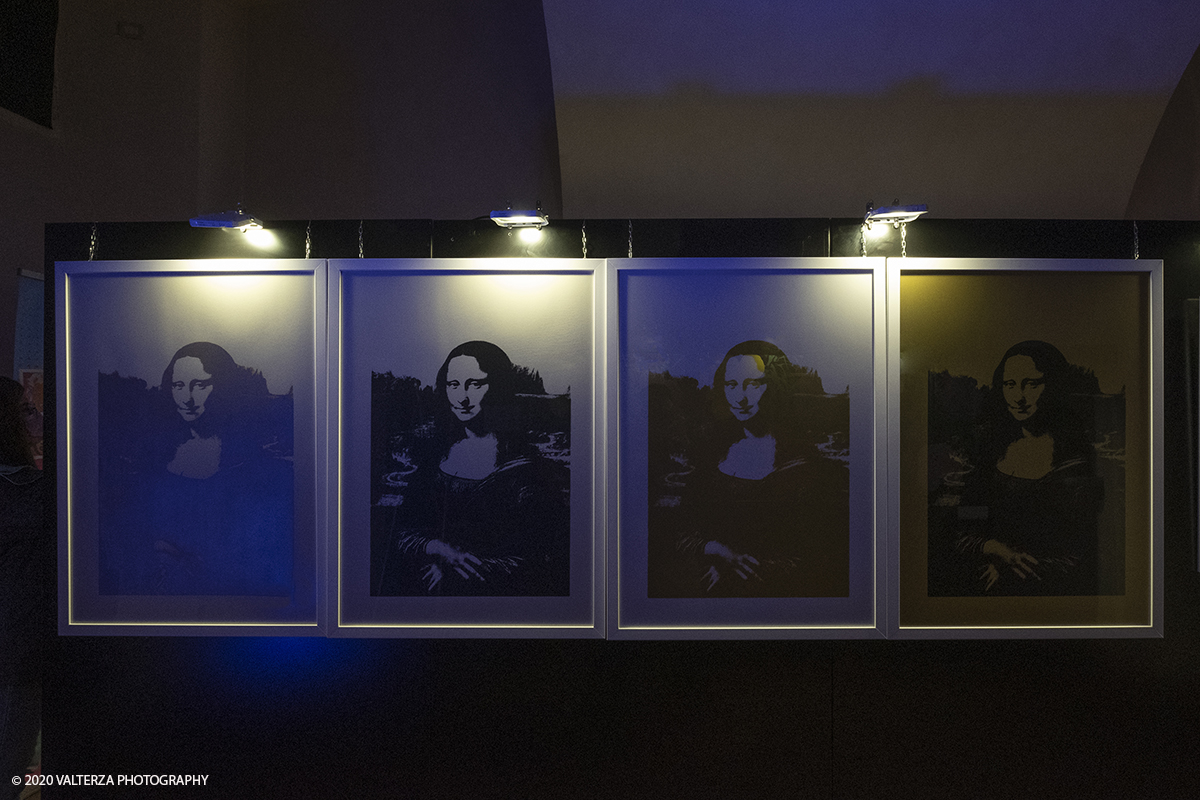 _DSF9012.jpg - 23/10/2020.Torino. Per la prima volta a Torino, unâ€™esposizione unica che raccoglie oltre settanta opere ufficiali: fotografie, serigrafie, litografie, stampe, acetati, ricostruzioni fedeli degli ambienti e dei prodotti che Warhol amava e da cui traeva ispirazione. Nella foto riproduzioni multiple della Gioconda