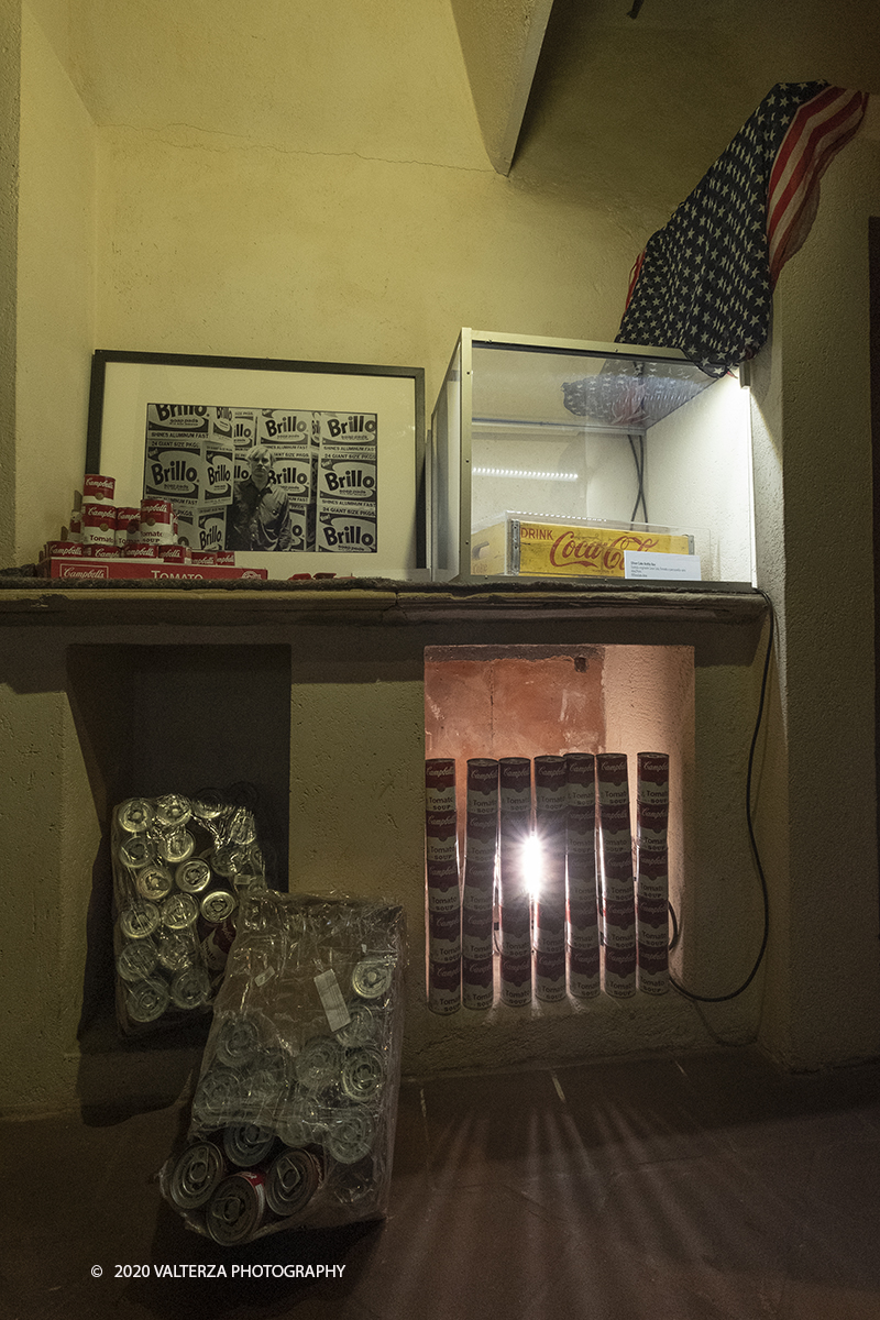 _DSF9028.jpg - 23/10/2020.Torino. Per la prima volta a Torino, unâ€™esposizione unica che raccoglie oltre settanta opere ufficiali: fotografie, serigrafie, litografie, stampe, acetati, ricostruzioni fedeli degli ambienti e dei prodotti che Warhol amava e da cui traeva ispirazione. Nella foto un allestimento della mostra dedicato ad alcuni dei prodotti preferiti da Warhol