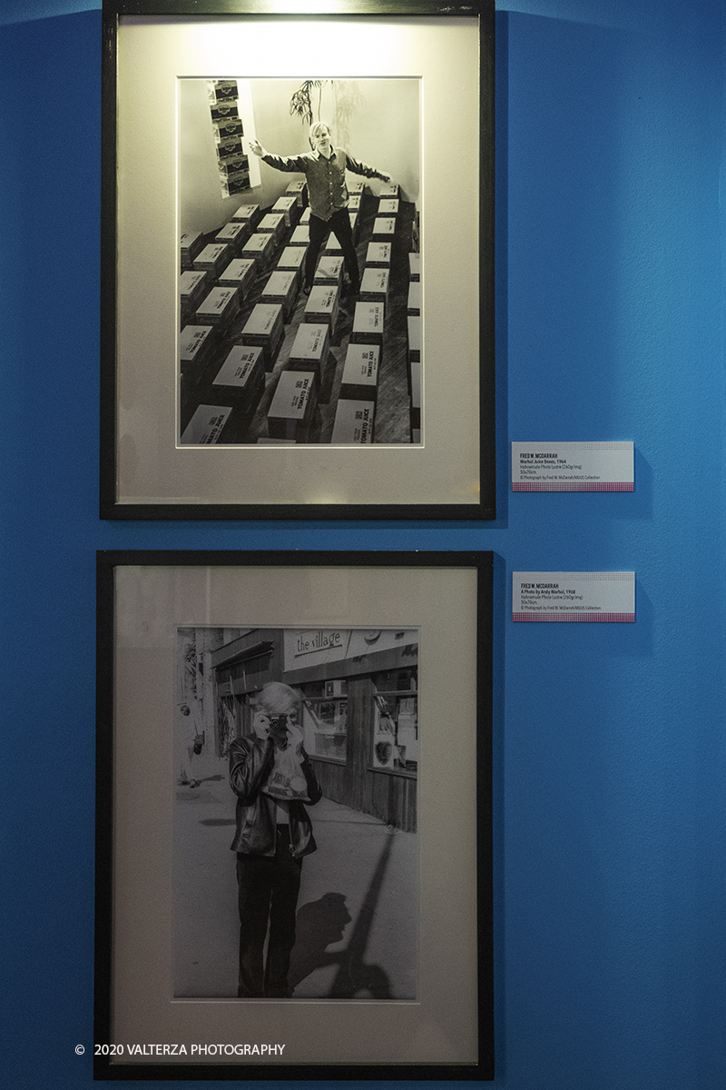 _DSF9067.jpg - 23/10/2020.Torino. Per la prima volta a Torino, unâ€™esposizione unica che raccoglie oltre settanta opere ufficiali: fotografie, serigrafie, litografie, stampe, acetati, ricostruzioni fedeli degli ambienti e dei prodotti che Warhol amava e da cui traeva ispirazione. Nella foto fotografie di Andy Warhol di Fred W. McDarrah il fotografo di "Village Voice" che per 30 anni segui Warhol