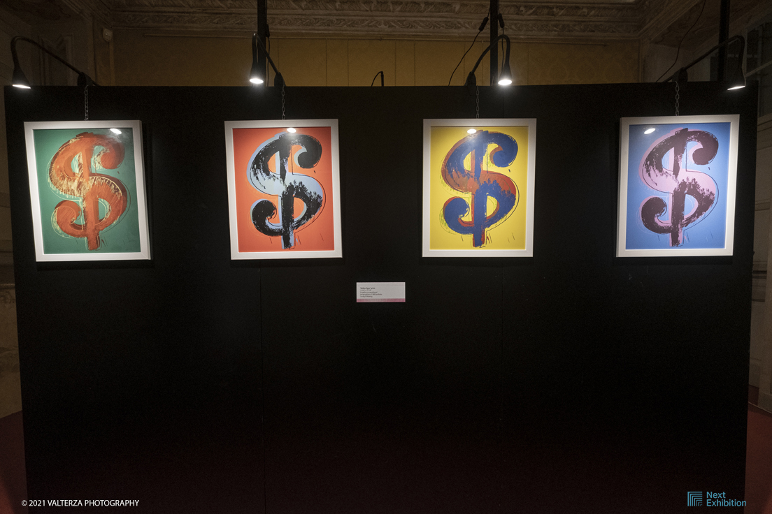 _DSF0766.jpg - 19/11/2021. Torino. La mostra evento a Palazzo Barolo  offre uno sguardo intimo e curioso su uno degli artisti simbolo del XX secolo. Per conoscere genio, creativitÃ  ed innovazione del padre della Pop Art. Nella foto le stampe della serie Dollars Signs