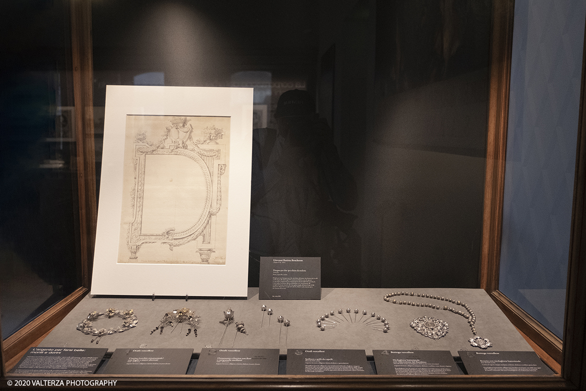 _DSF0387.jpg - 02/07/2020.Torino. Opere degli argentieri piemontesi nelle collezioni di Palazzo Madama. Nella foto bacheca dedicata a monili d'epoca in argento con disegno di Giovanni Battista Boucheron per due specchiere da toeletta.